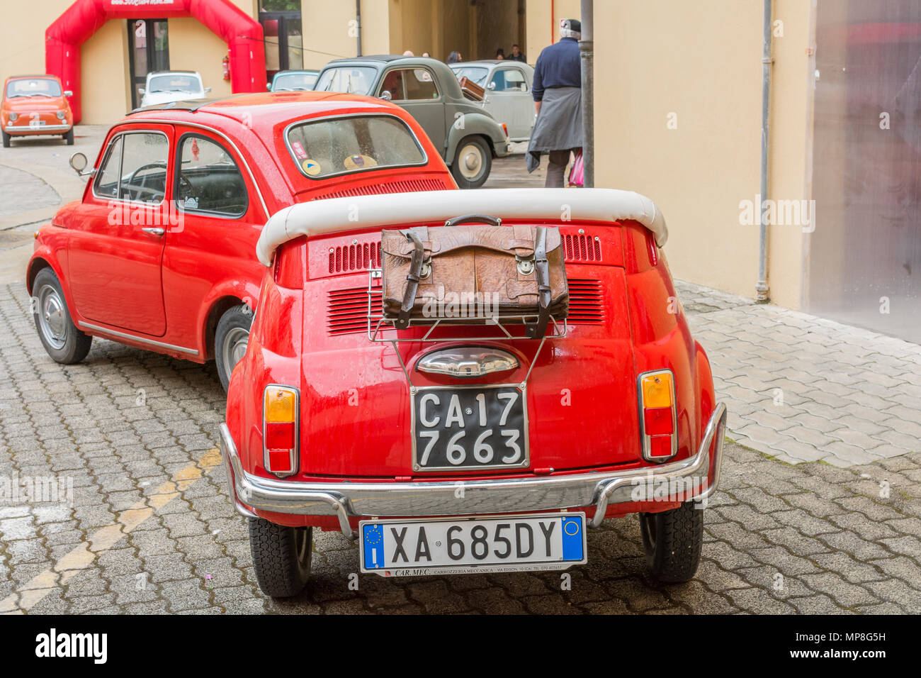 FIAT 500 rot vintage mit einem benutzerdefinierten Trailer, Cagliari, Sardinien, Italien. Stockfoto