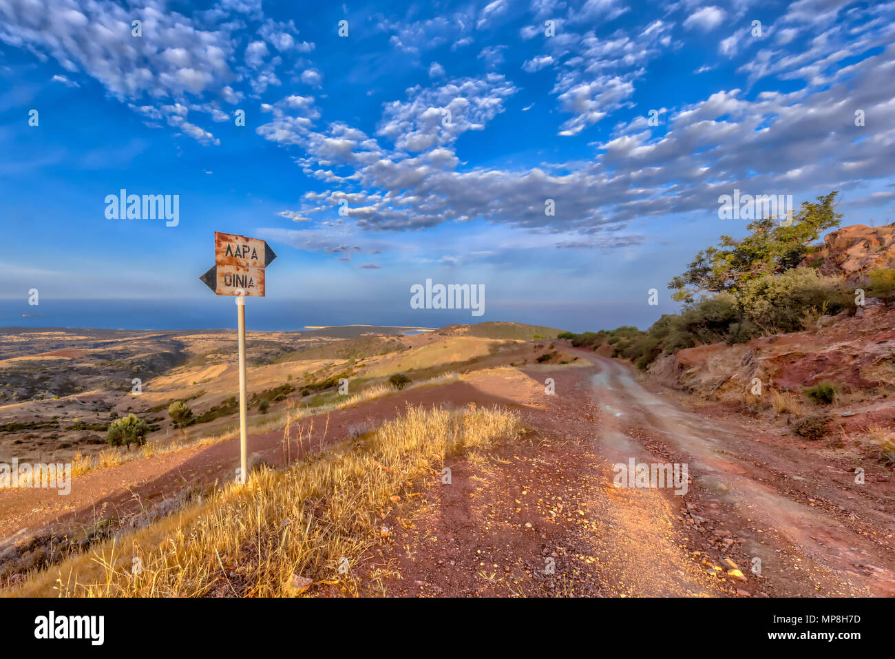 Ausgeschildert Mountain Road mit Blick über das Meer auf der Insel Zypern. Die mediterrane Landschaft hat heiße semi-ariden Klima BSh mit entsprechenden trocken Su Stockfoto