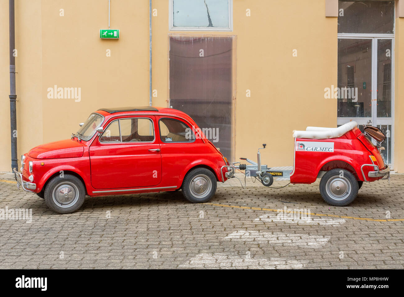 FIAT 500 rot vintage mit einem benutzerdefinierten Trailer, Cagliari, Sardinien, Italien. Stockfoto