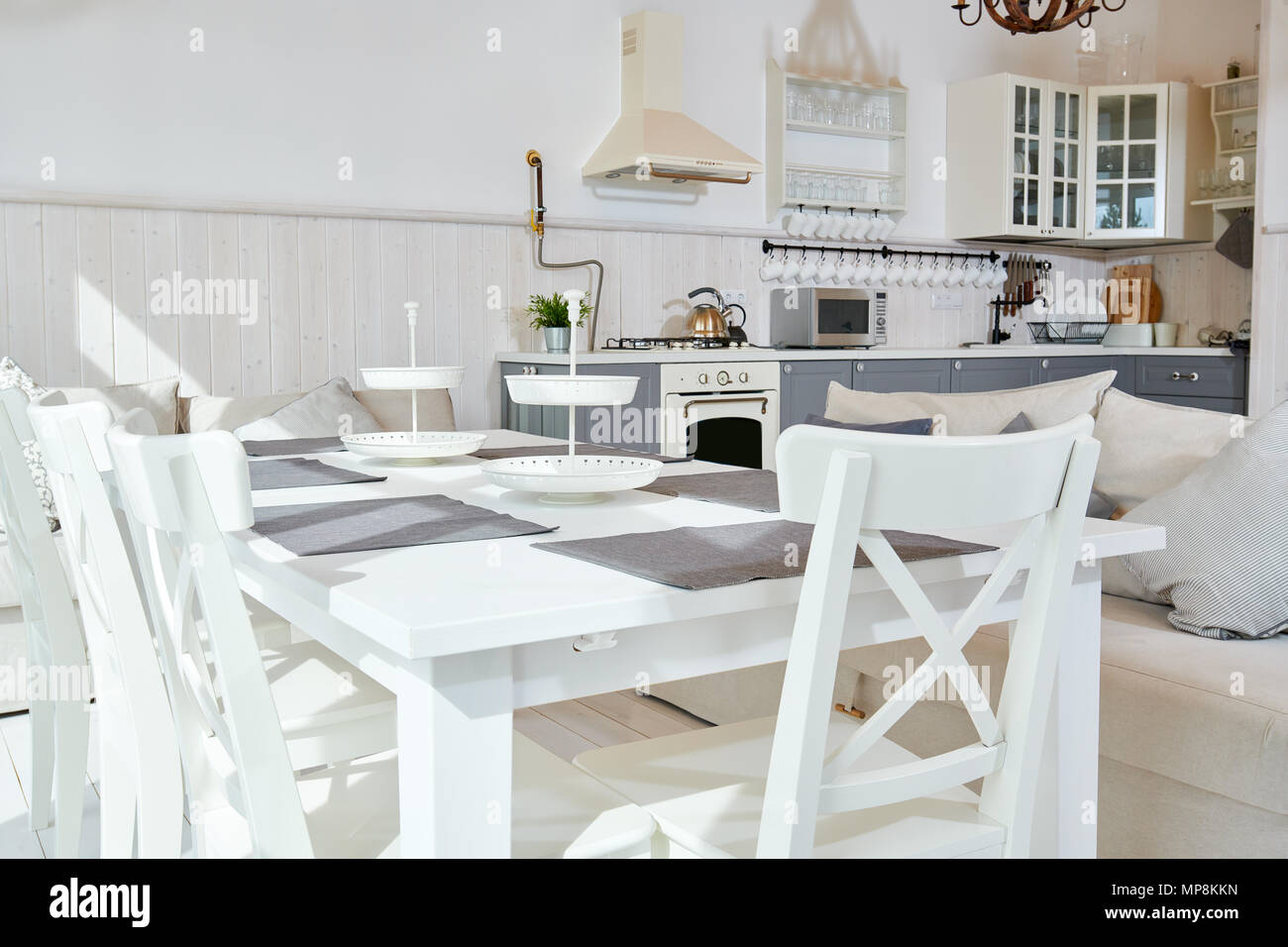 Lichtdurchflutete offene Küche Interieur mit weißen Möbeln und grau Küche Zähler in minimalistischen skandinavischen Stil, Kopieren, niemand Stockfoto