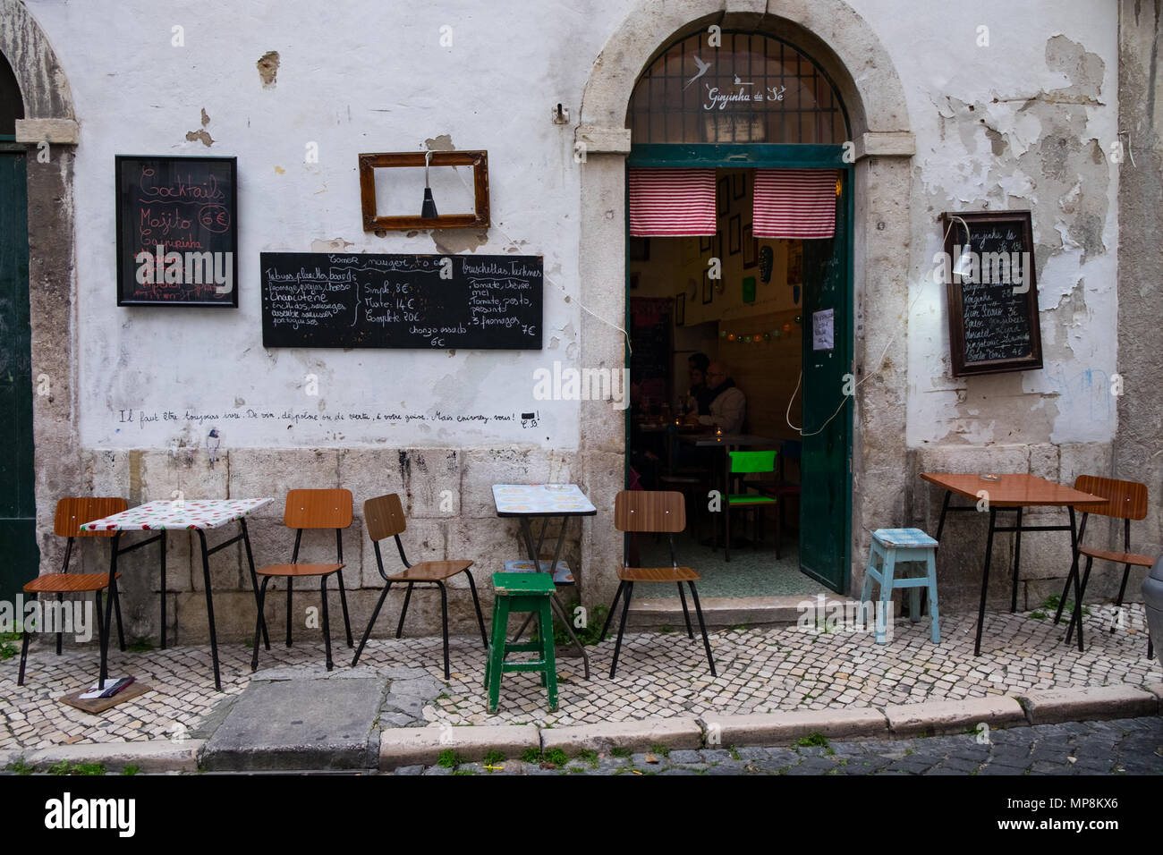 9. März 2018, Alfama, Lissabon, Portugal. Upcycled und recycelte Möbel außerhalb Tradition cafe in Alfama, Lissabon. Stockfoto