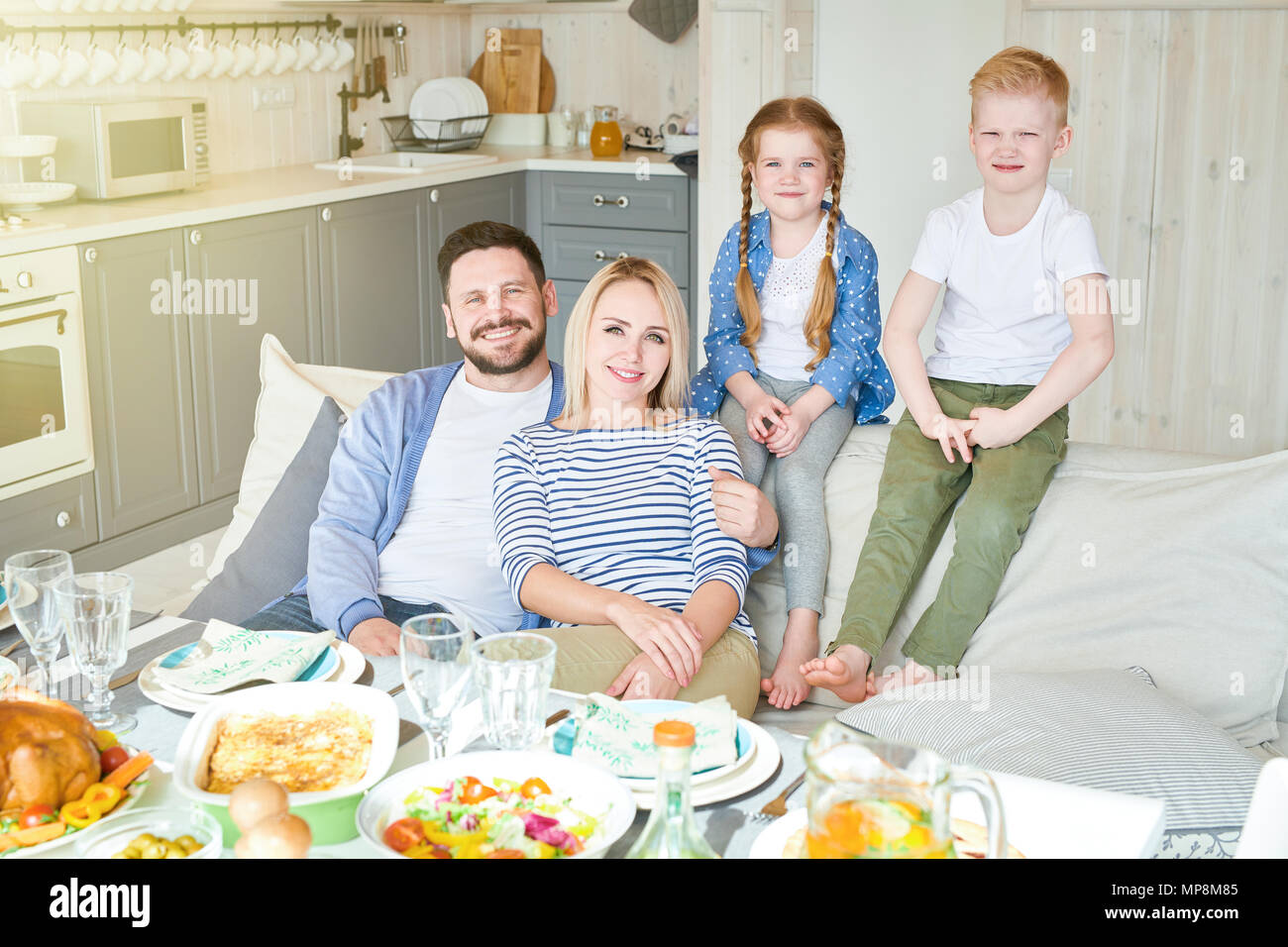 Erfolgreiche Familie Posing zu Hause Stockfoto