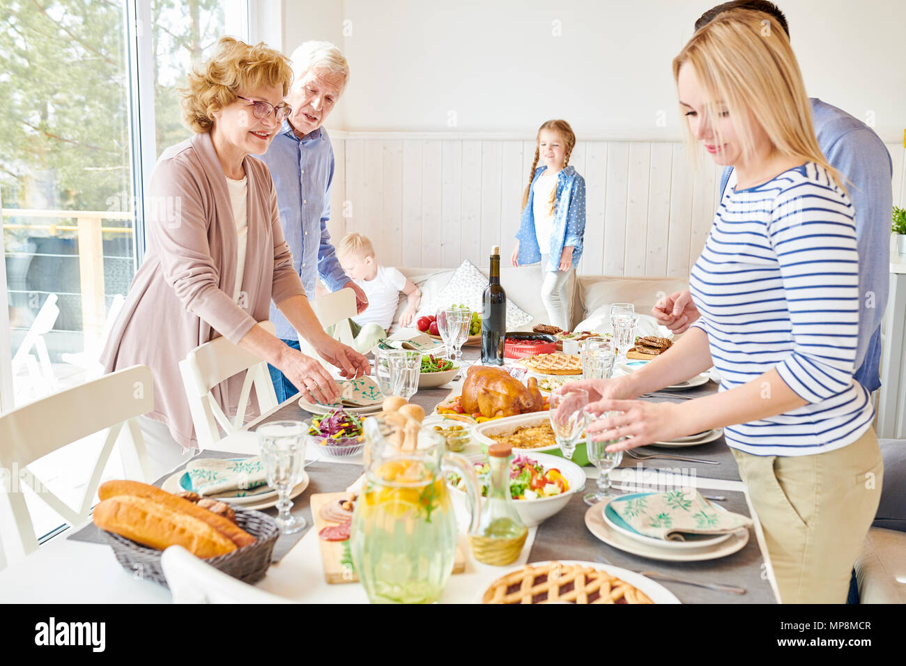 Moderne Happy Family Einstellung Tisch Stockfoto