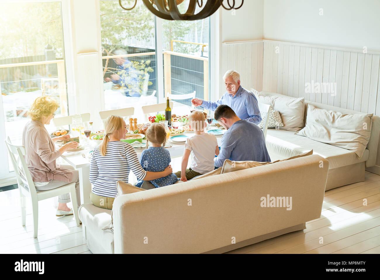 Große Familie am Tisch Stockfoto