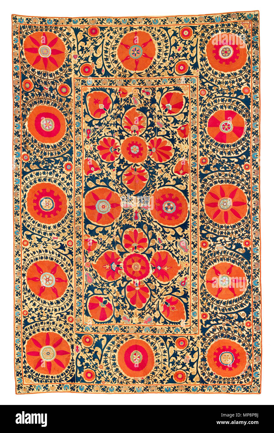 . Englisch: Sammlung VOK: Thiel 13 Obwohl die große Grenze und dichten Design Dieser saye Display eine gewisse Affinität zu Buchara und Shakhrisyabz Stickereien, der Stil der Zeichnung und Abweichungen in der Farbgebung scheint darauf hinzudeuten, dass es gehört zu den Kermina Gruppe. Mit großer Präzision, die dichten Design ist sie auffallend von den beigen Boden gesetzt. Die grossen Blüten in rot, orange, lachs, ein helles Aubergine und Hellblau zeigen die charakteristischen metallisch Glanz von Kermina Stickereien, ein Effekt, der teilweise erreicht, die durch die Technik eingesetzt, wobei die Oberfläche hermetisch in abgedeckt ist Stockfoto