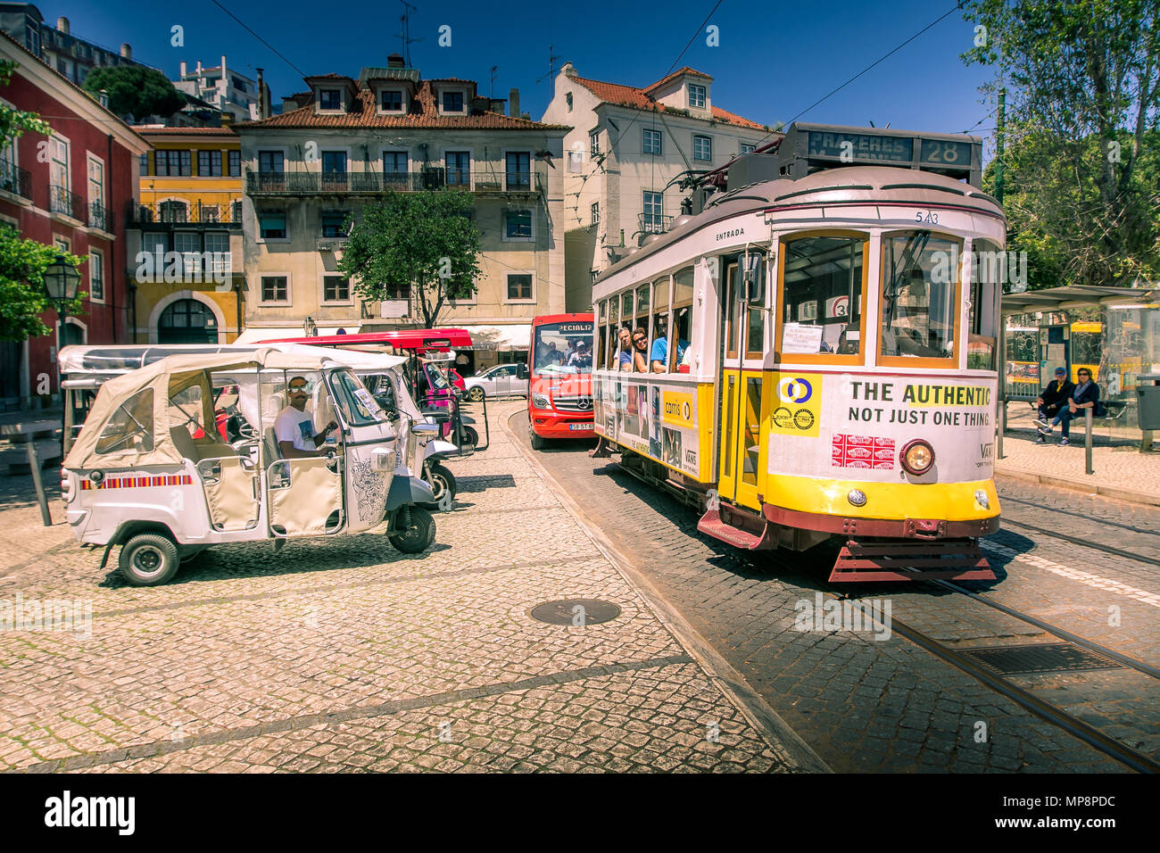 Lissabon, Portugal, 6. Mai 2018: die Passagiere an Bord der berühmten Tram 28 am Castelo stoppen. Stockfoto