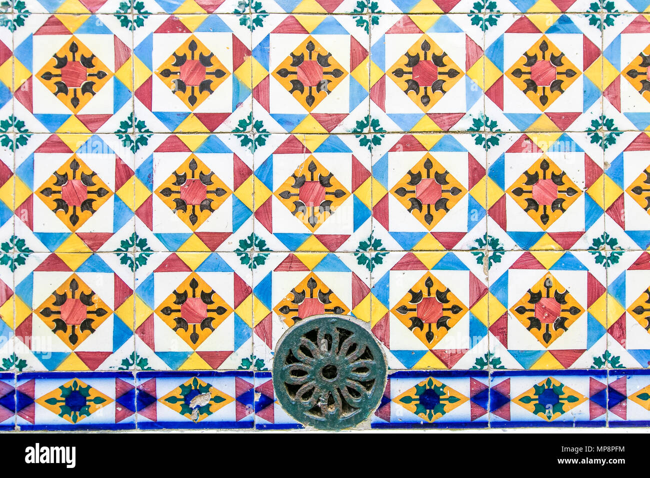 Traditionelle portugiesische farbenfrohen Fliesen. Stockfoto
