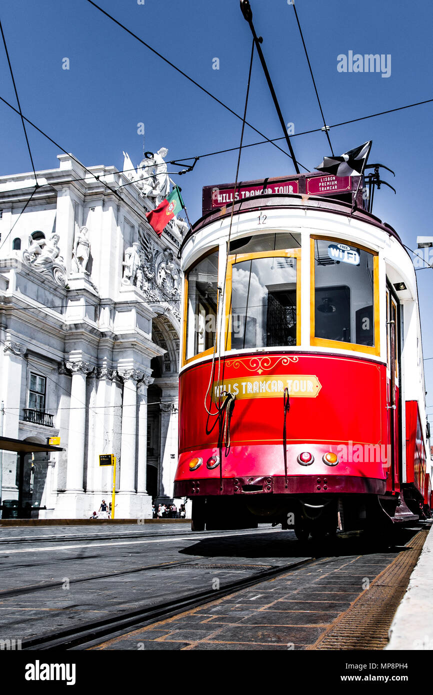 Lissabon, Portugal, 6. Mai 2018: die Touristische Straßenbahn steht regungslos in Lissabon Innenstadt. Stockfoto