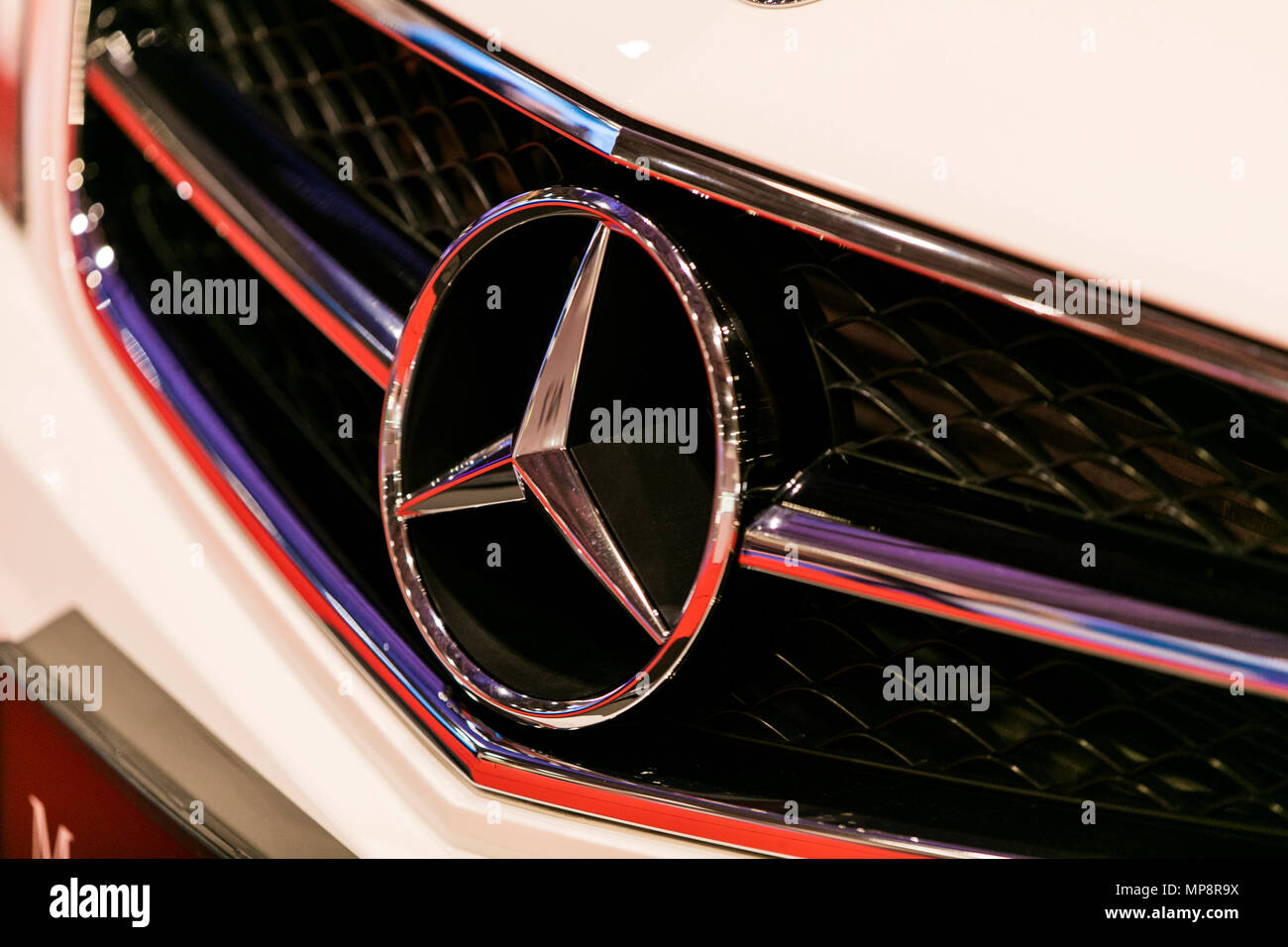 LONDON, UK, 18. MAI 2018: Mercedes Abzeichen an der confused.com London Motor Show im Excel Convention Center. Die Show ist der größte britische automoti Stockfoto