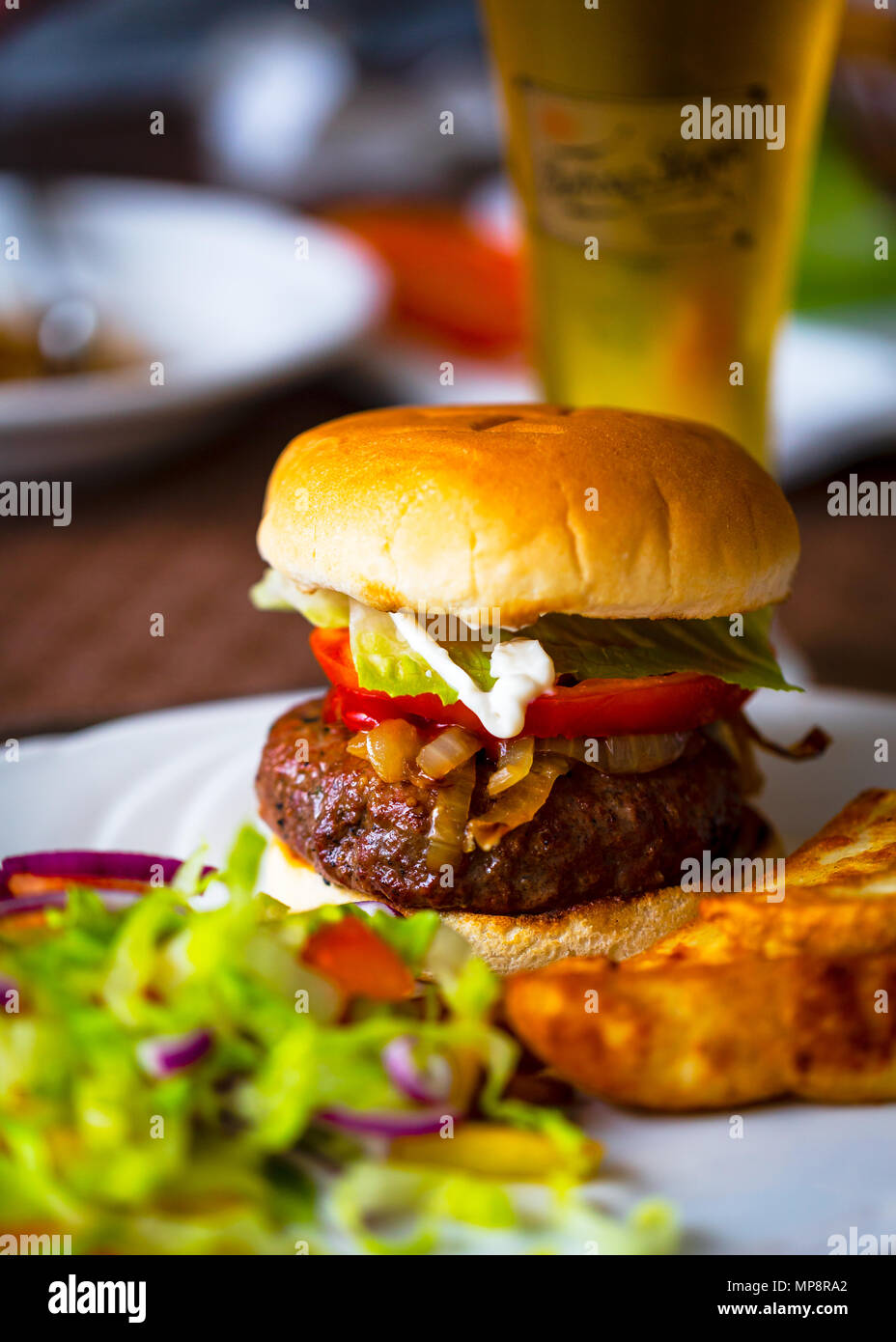 Grill Burger und Salat Stockfoto