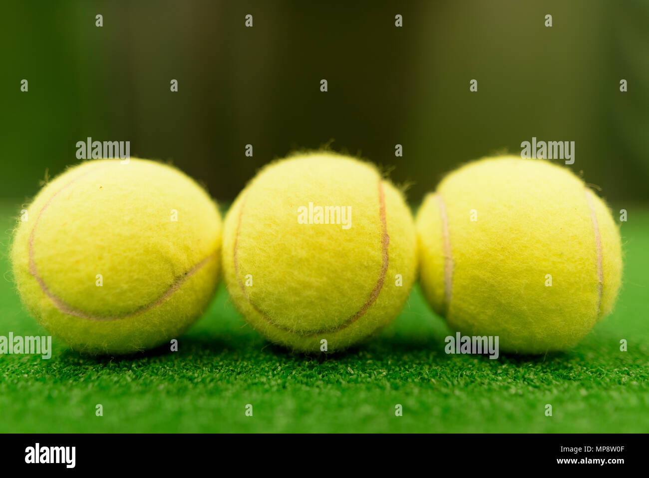 Tennis Bälle auf grüne Oberfläche Stockfoto