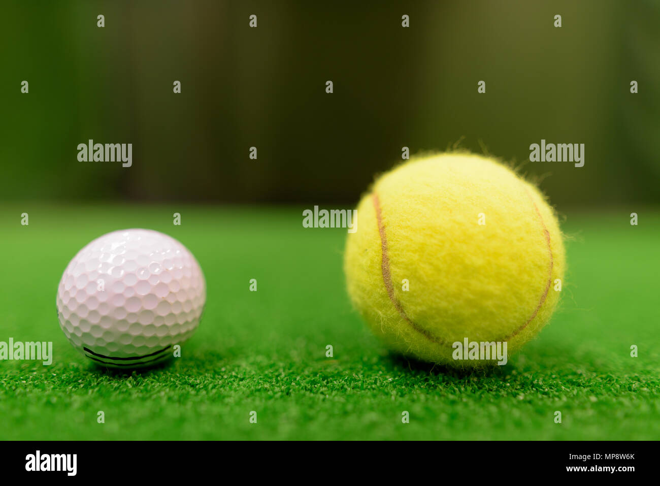 Golf Ball und Tennis Ball auf grüne Oberfläche Stockfoto