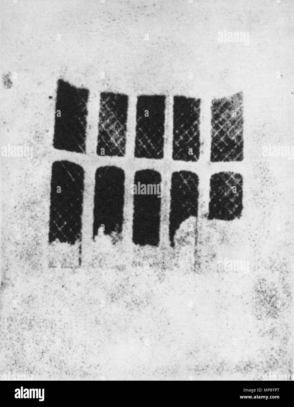 . Englisch: Der erker von Lacock Abbey, Wiltshire, England. Die früheste erhaltene Papier negative Foto. Русский: Окно аббатства Лэкок, графство Уилтшир, Англия. Старейший негатив в Мире. 1835. William Henry Fox Talbot (1800 - 1877) Alternative Namen Henry Fox Talbot, William Henry Fox Talbot; Fox Talbot Beschreibung britische Fotograf Geburtsdatum / Tod 11. Februar 1800, 17. September 1877 Ort der Geburt / Todes Melbury, Dorset, England Lacock Abbey, Wiltshire, England arbeiten Standort London Authority control: Q 299565 VIAF: 54325833 ISNI: 0000 0001 2026 0414 ULAN: 50002 Stockfoto