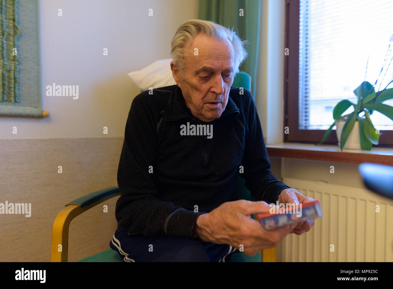 Ältere Menschen entspannend am Pflegeheim in Turku, Finnland Stockfoto