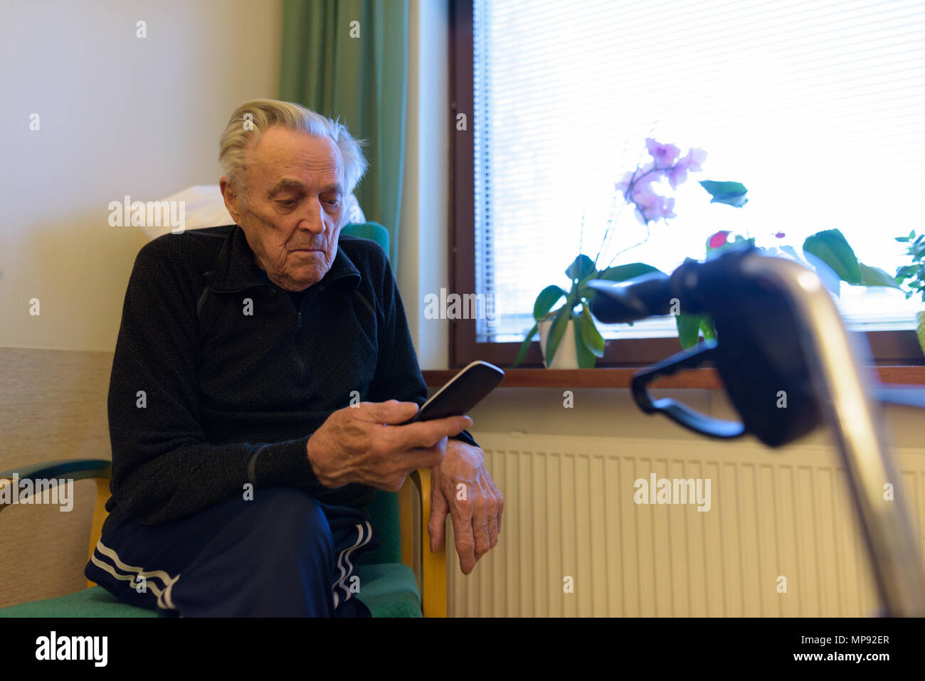 Ältere Menschen entspannend am Pflegeheim in Turku, Finnland Stockfoto
