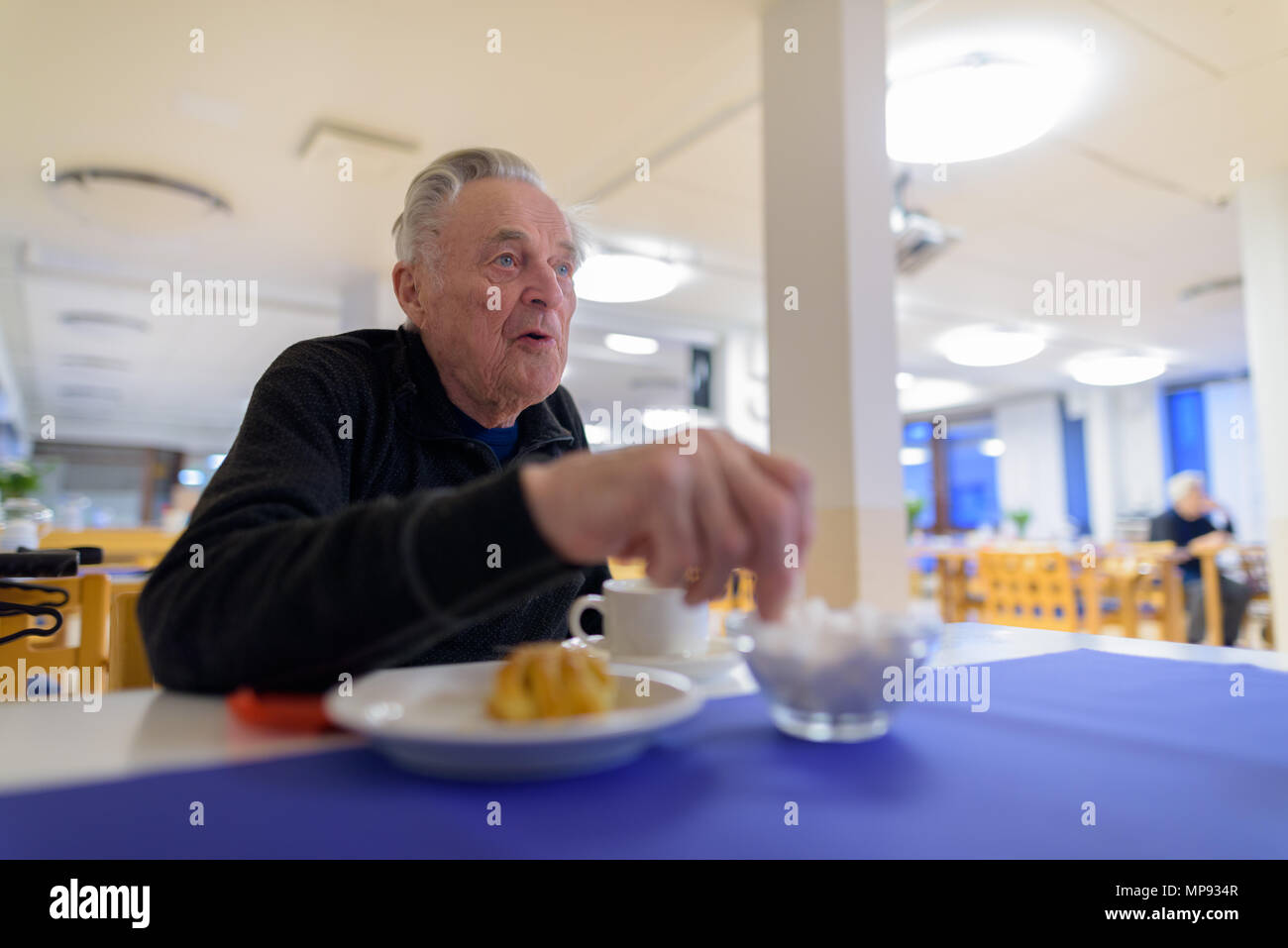 Älteren Menschen Essen in der Cafeteria im Pflegeheim Stockfoto