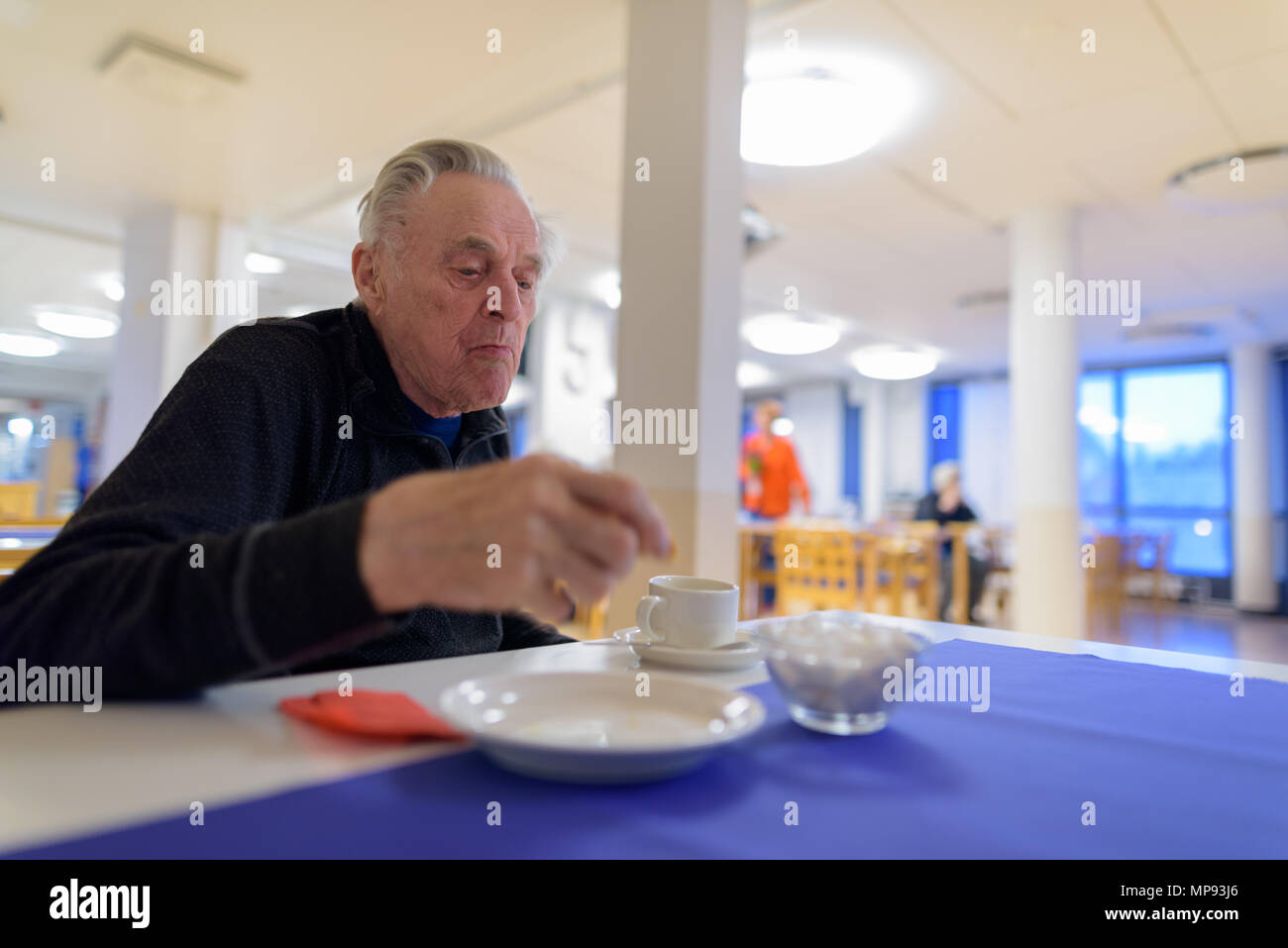 Älteren Menschen Essen in der Cafeteria im Pflegeheim Stockfoto