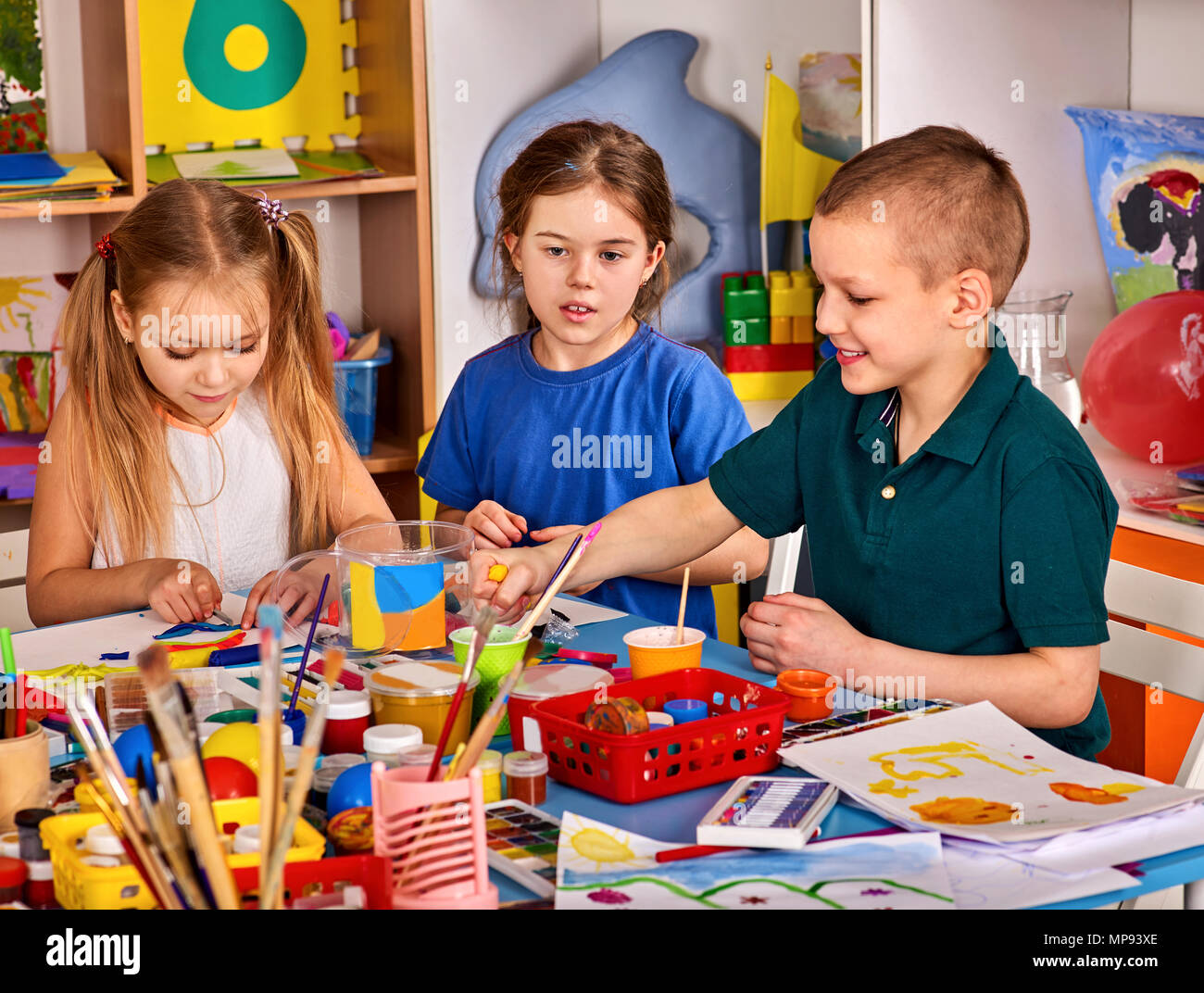 Plastilin Knetmasse in Kinder-Klasse. Man unterrichtet in der Schule  Stockfotografie - Alamy