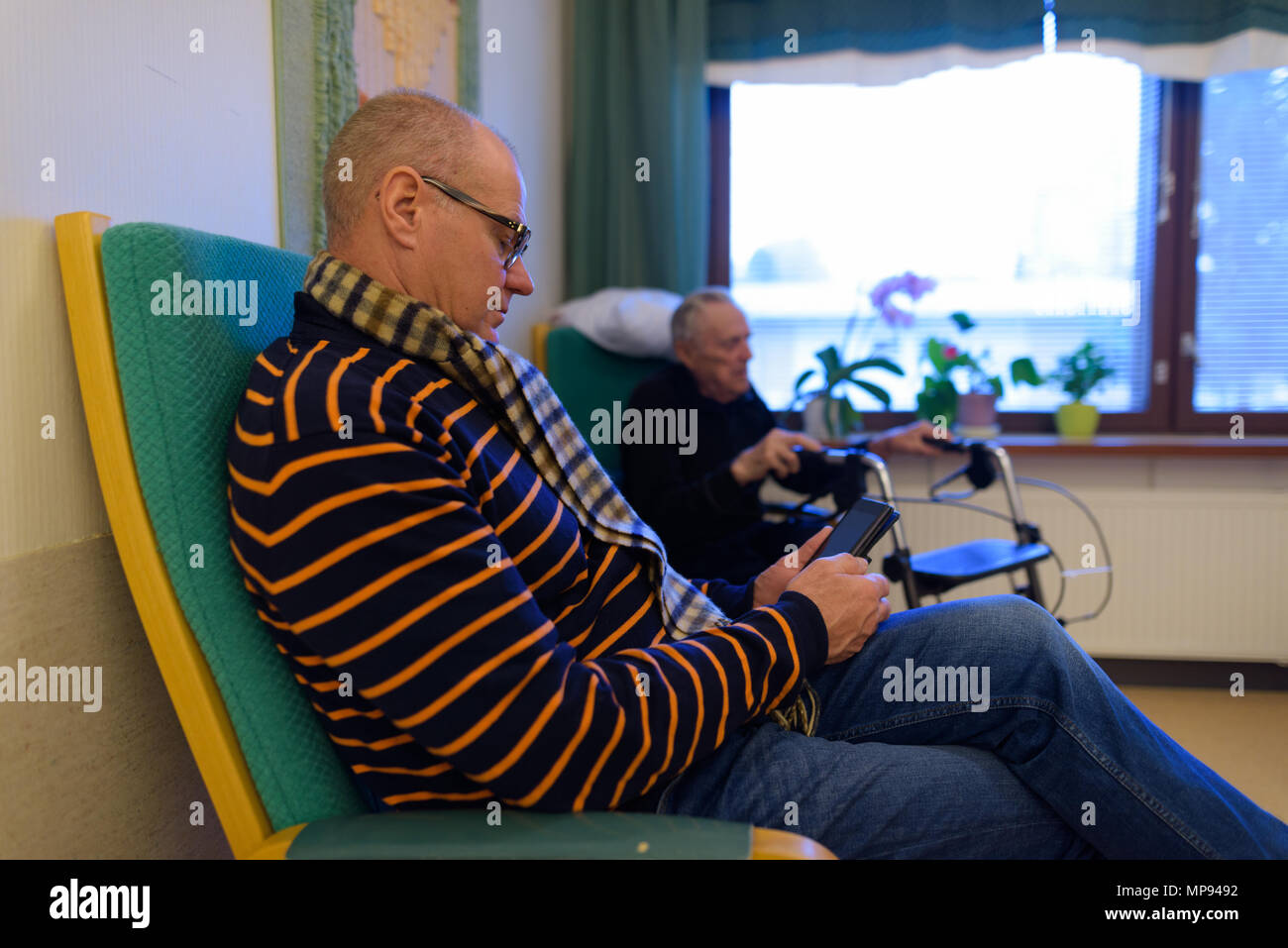 Reifer Mann und ältere Menschen gemeinsam am Pflegeheim in Turku, Fin Stockfoto