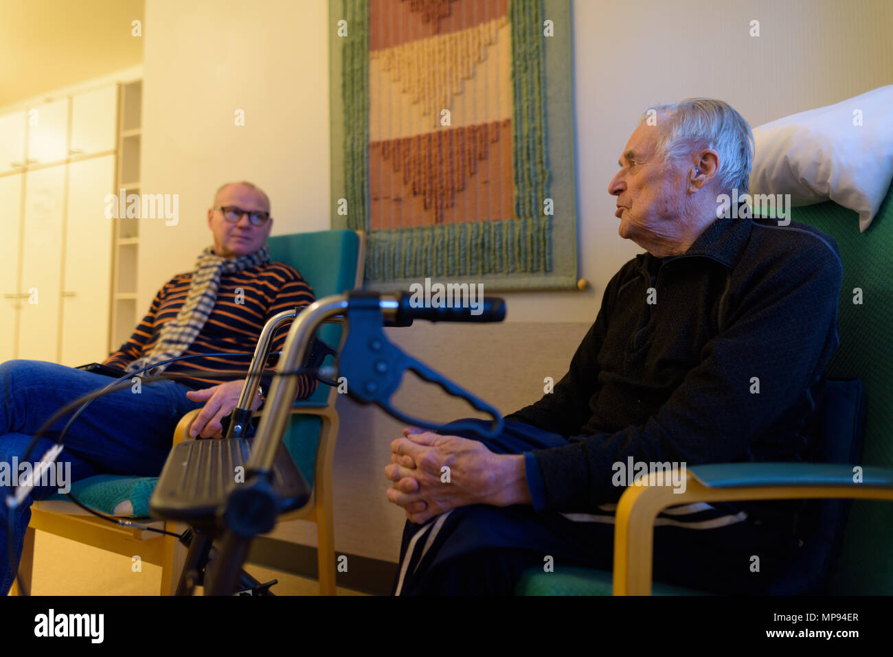 Reifer Mann und ältere Menschen gemeinsam am Pflegeheim in Turku, Fin Stockfoto