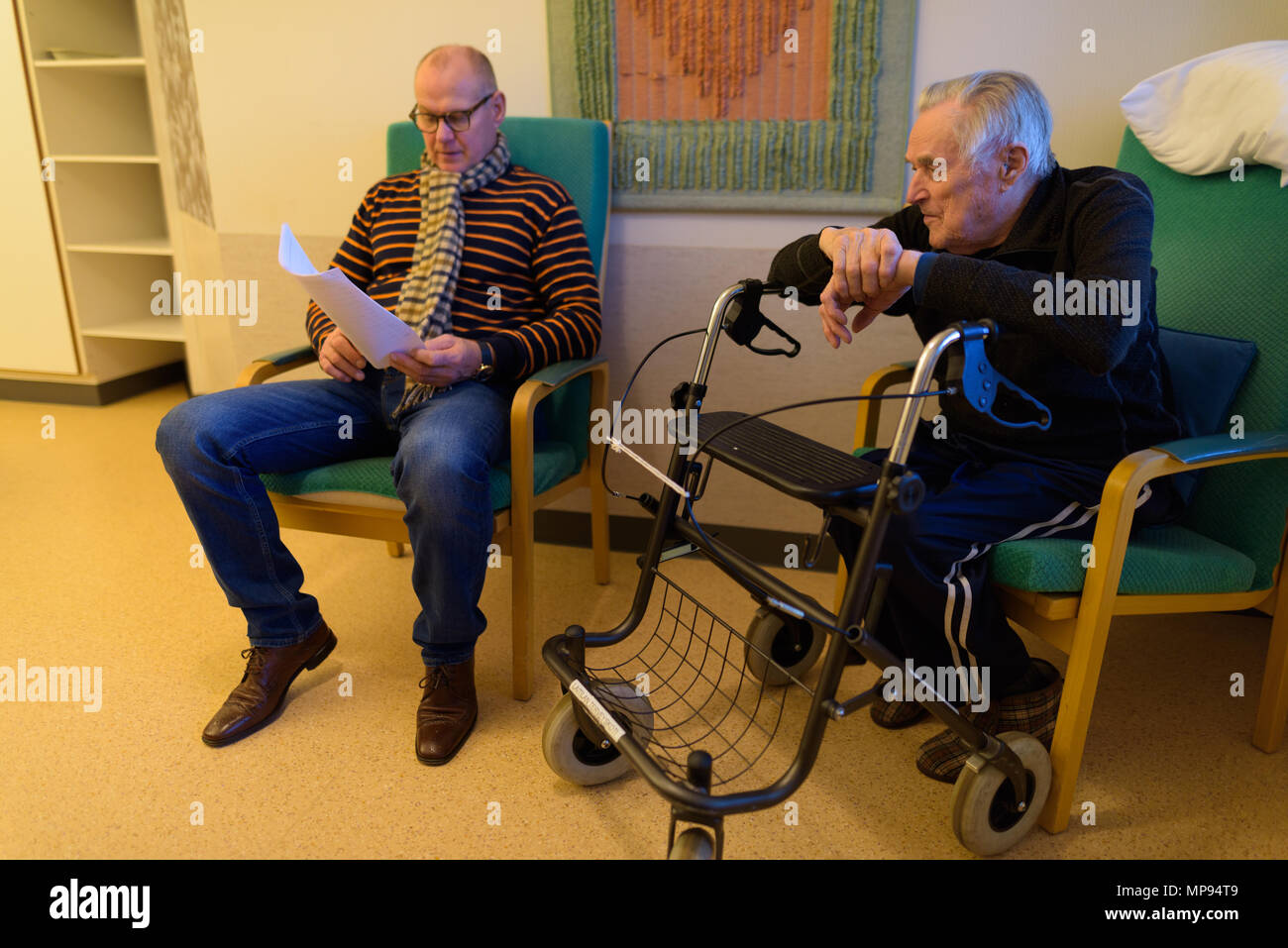 Reifer Mann und ältere Menschen gemeinsam am Pflegeheim in Turku, Fin Stockfoto