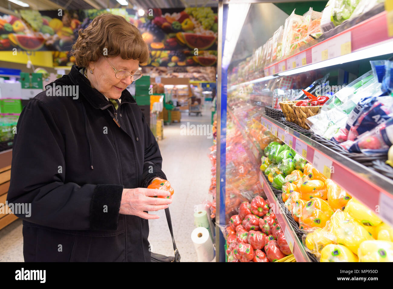 Schöne ältere Frau, die Einkaufen im Supermarkt Stockfoto