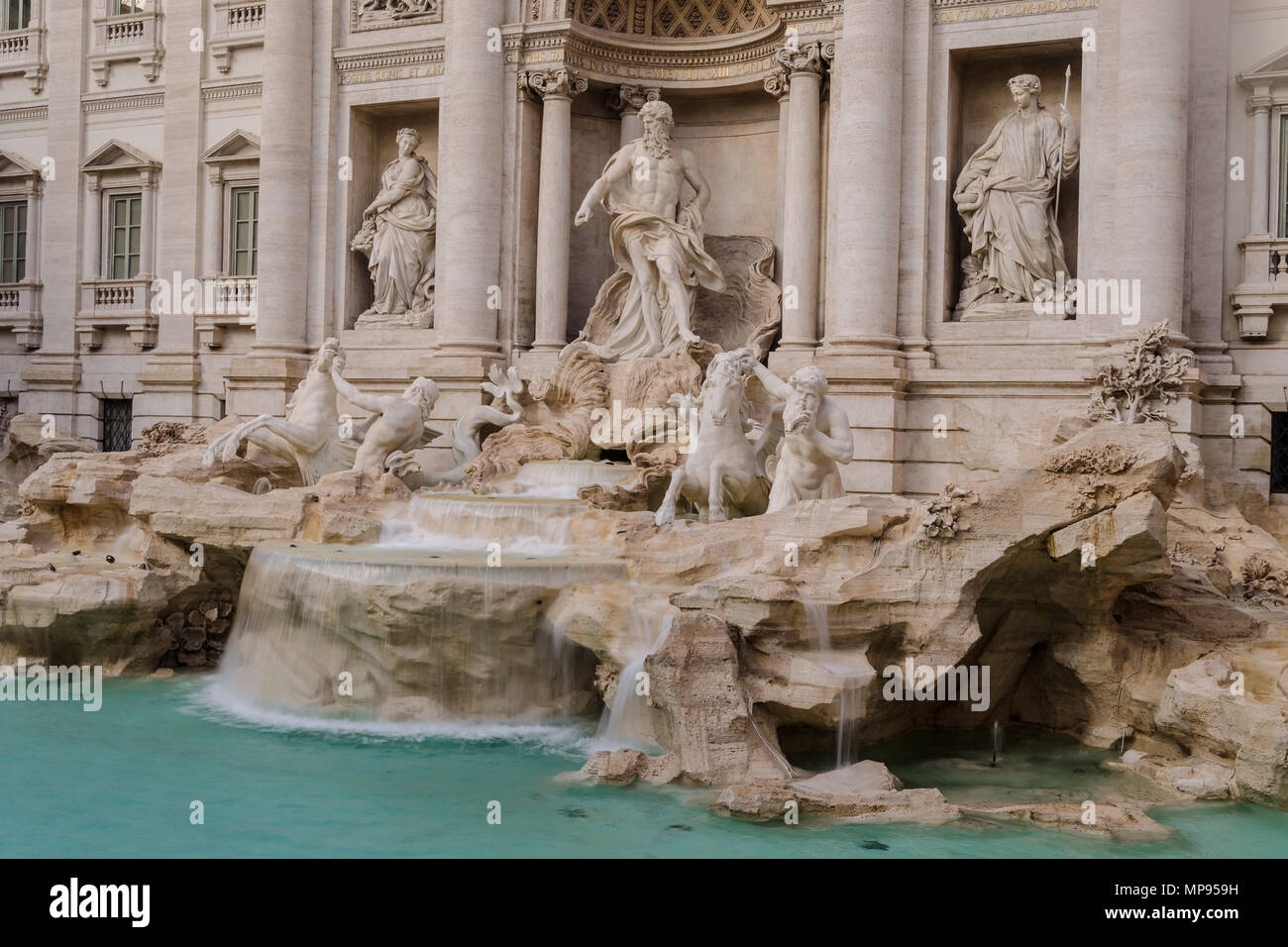 Vorderansicht des Trevi-Brunnen in Rom. Italien Stockfoto