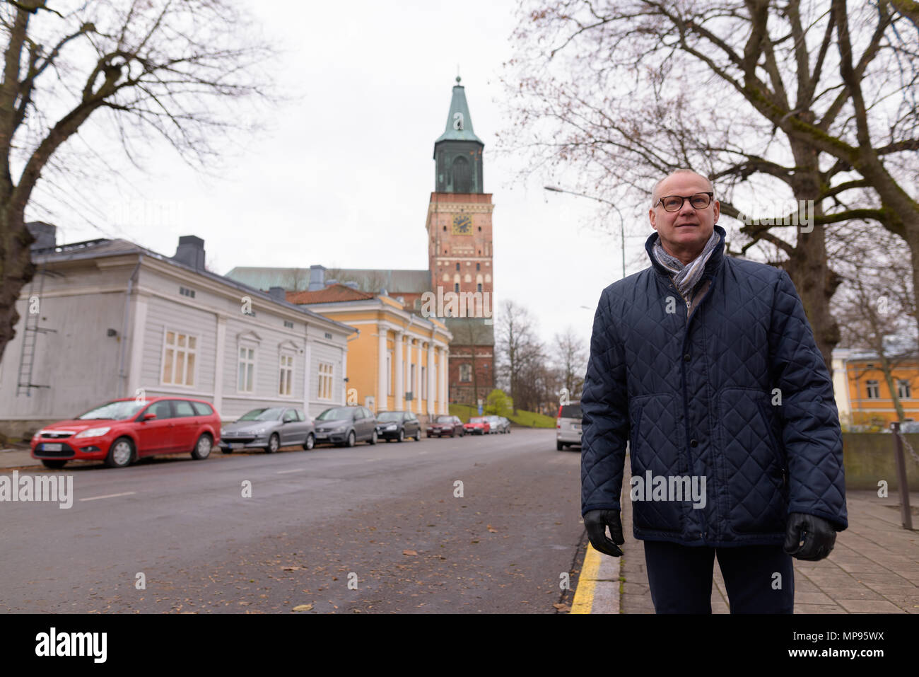 Reifen gut aussehender Mann das Leben genießen rund um die Stadt Turku, Finl Stockfoto