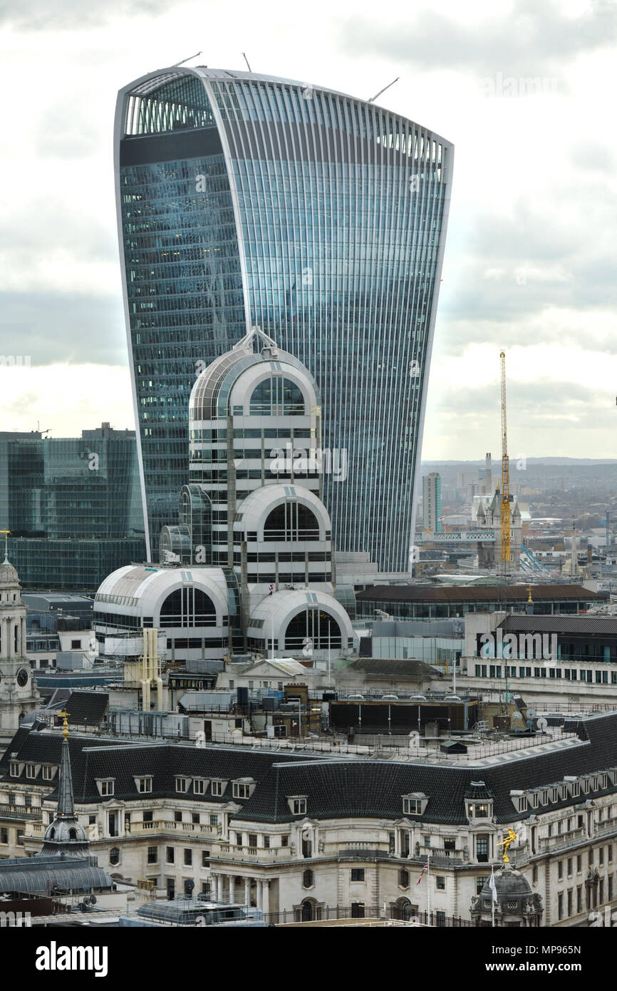 Die Lloyds Versicherung Gebäude steht vor 20 Fenchurch Street, das Walkie Talkie Gebäude in der Londoner City Stockfoto