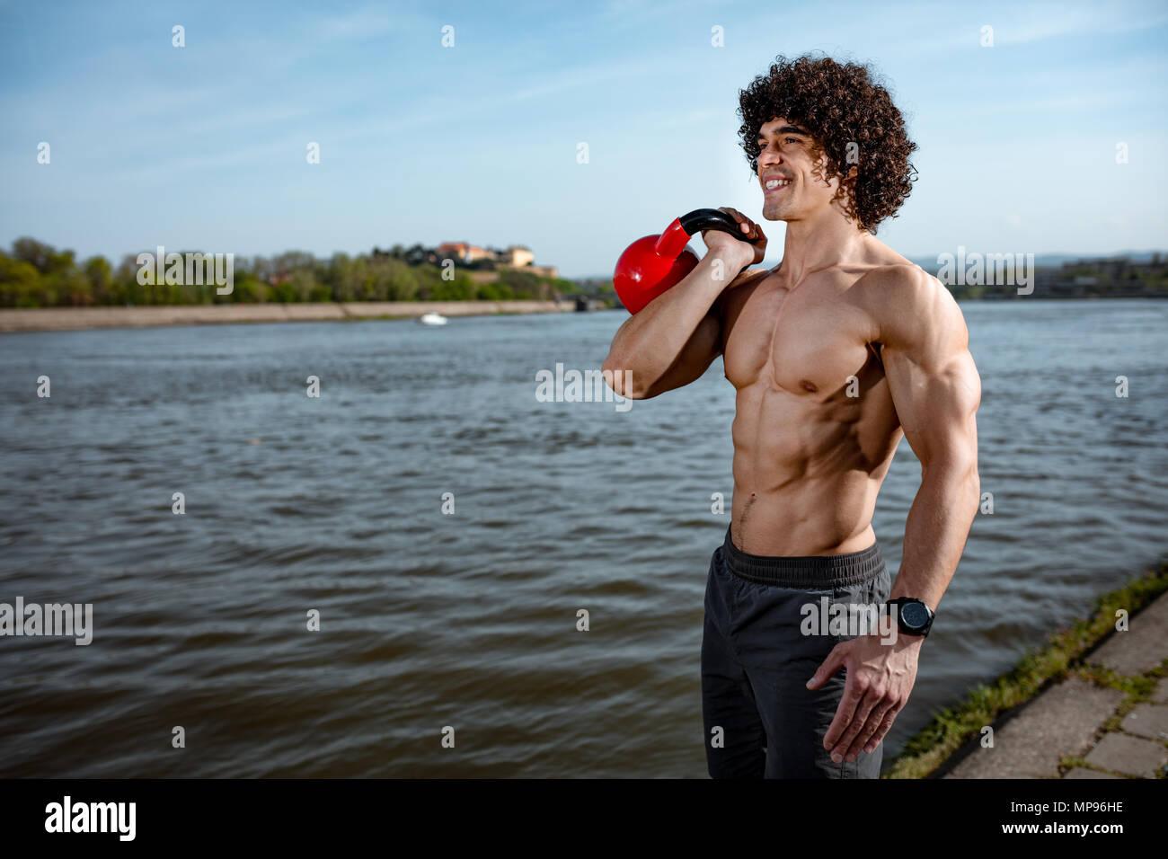 Bodybuilder mit Six Pack, perfekte ABS, Schultern, Bizeps, Trizeps und  Brust tut gut geeignet sind Körper Training mit kettlebell, in der Nähe des  Flusses Stockfotografie - Alamy