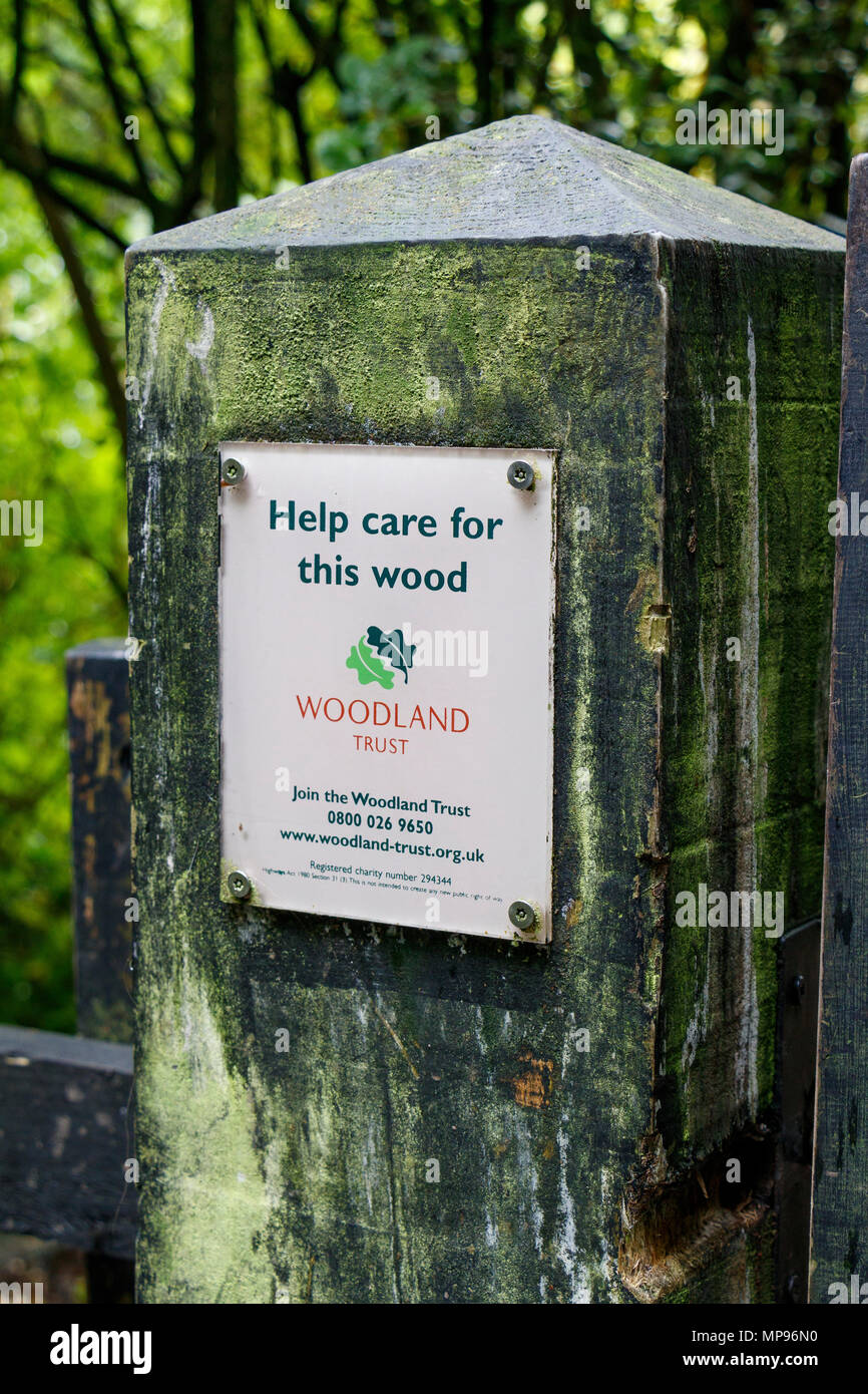 Die Woodland Trust' Hilfe Pflege für dieses Holz' Zeichen auf eine Stelle am Eingang zum Wald, Skipton North Yorkshire, UK. Stockfoto