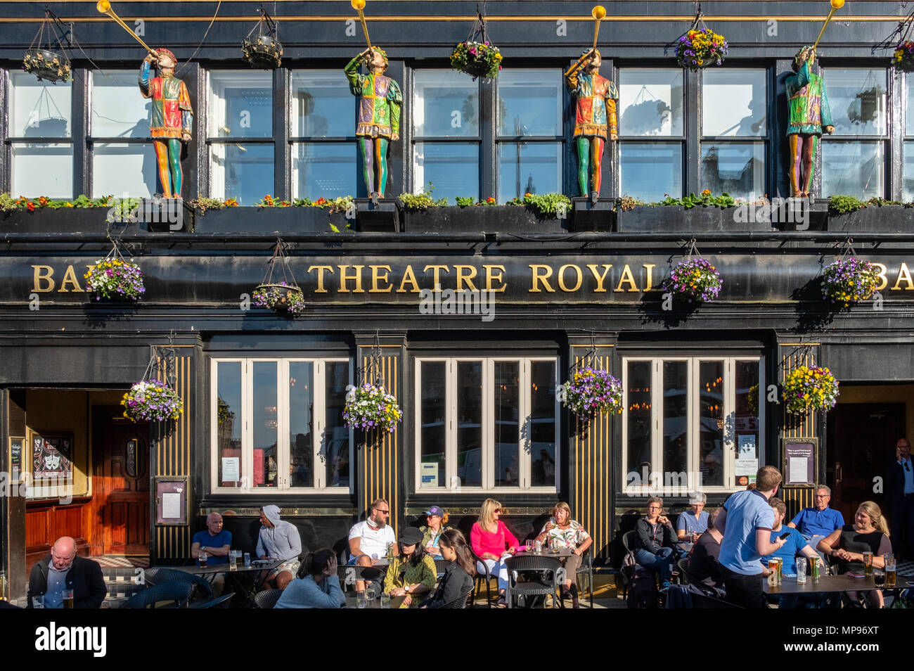 Die Außenseite des Theatre Royal Pub mit Leuten Trinken draußen auf warmen Abend in Edinburgh, Schottland, UK, Vereinigtes Königreich Stockfoto