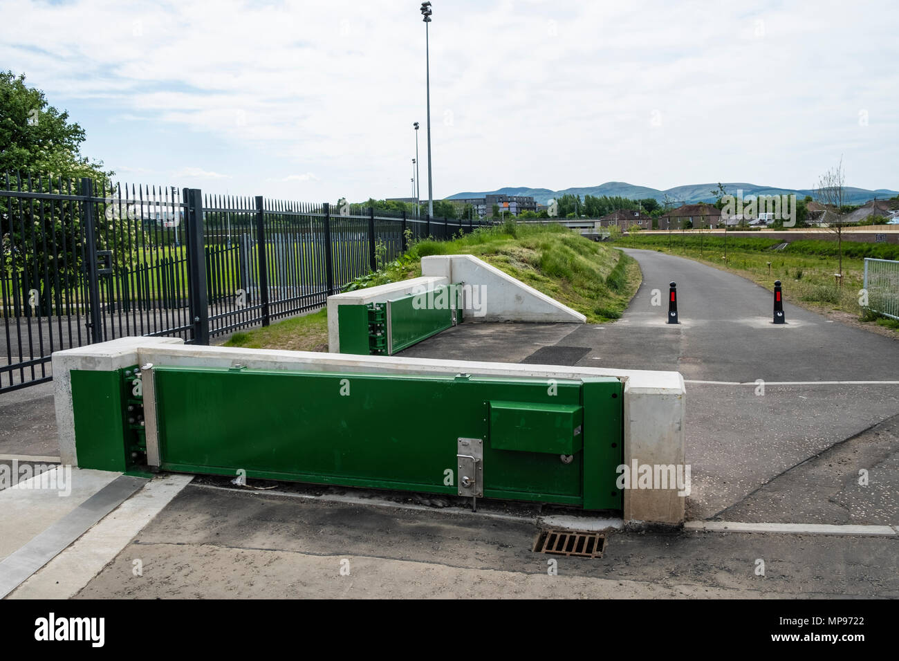 Neue hochwasserschutz Regelung neben Wasser des Leith bei Murrayfield, Edinburgh, Schottland, Vereinigtes Königreich, Großbritannien Stockfoto