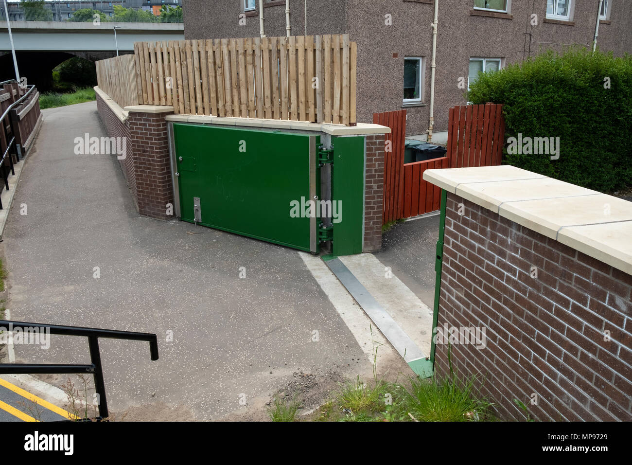 Neue hochwasserschutz Regelung neben Wasser des Leith bei Murrayfield, Edinburgh, Schottland, Vereinigtes Königreich, Großbritannien Stockfoto