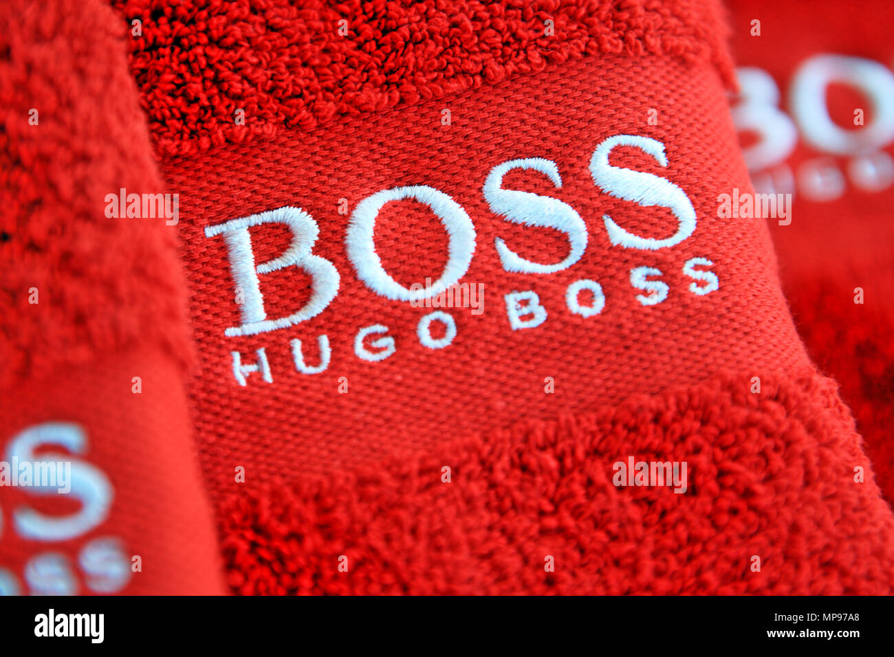 Hugo Boss Logo auf rote Handtücher gestickt Stockfotografie - Alamy