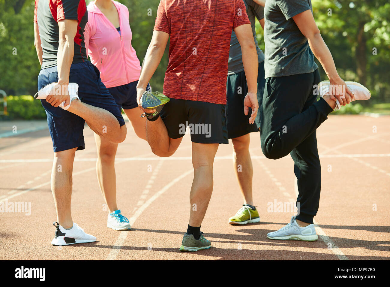 Gruppe von jungen asiatischen Erwachsene Aufwärmen stretching Beine auf Schiene. Stockfoto