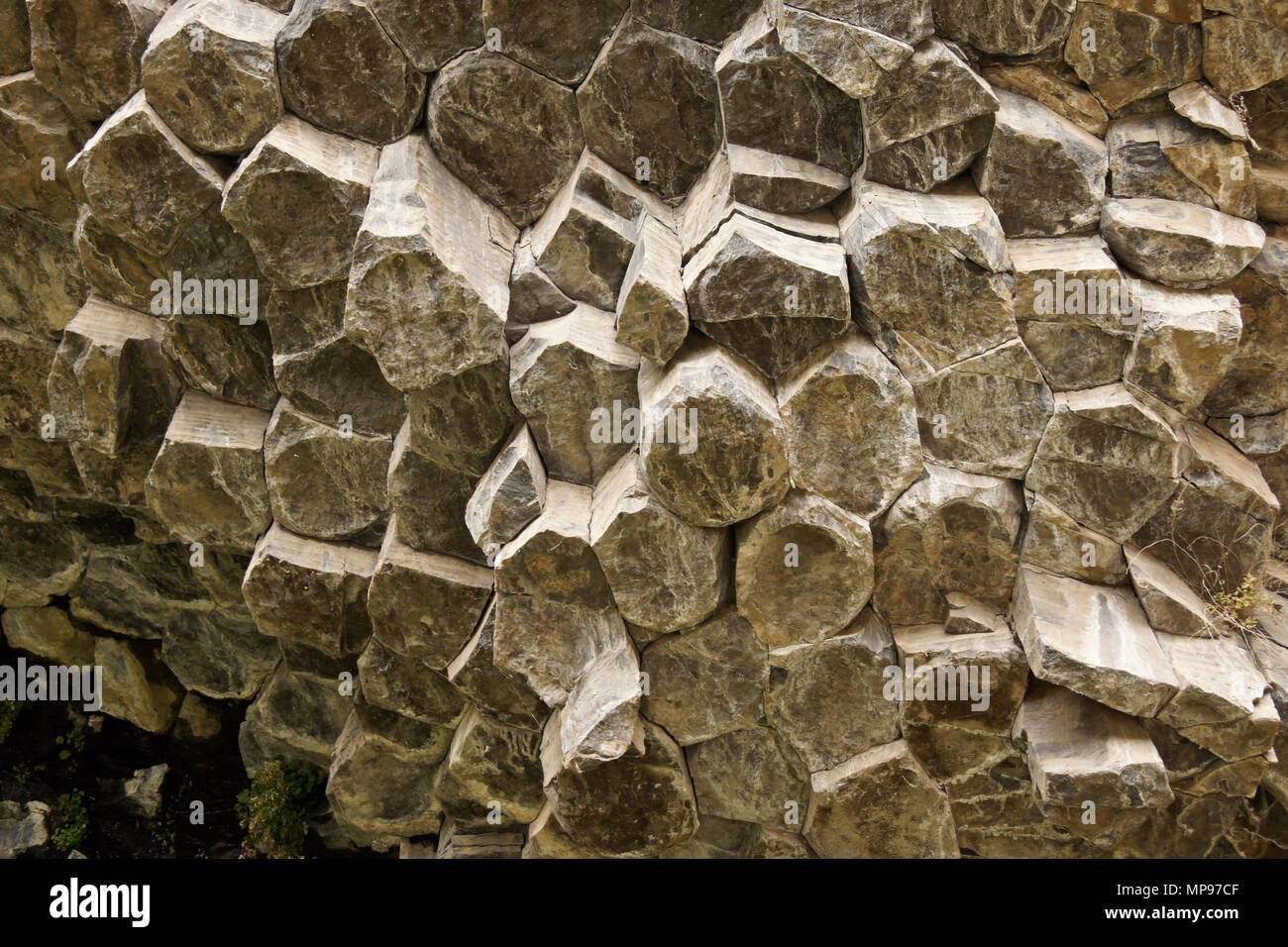 Geologische Formation der achteckige Basaltsäulen im Garni Schlucht die Symphonie der Steine, Garni, Armenien, Stockfoto