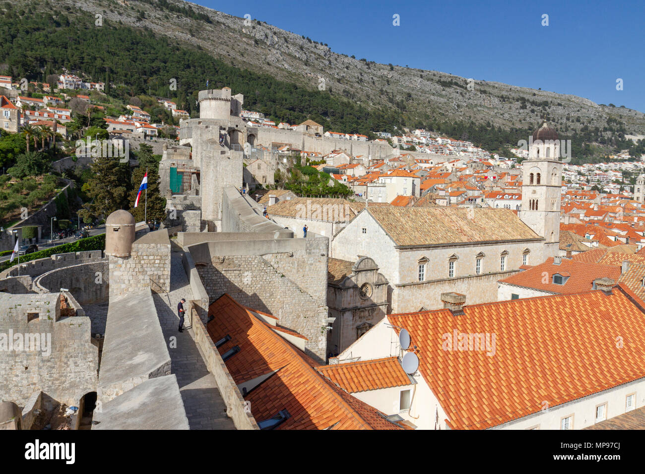 Blick von der Stadtmauer über die Altstadt von Dubrovnik, Kroatien. Stockfoto