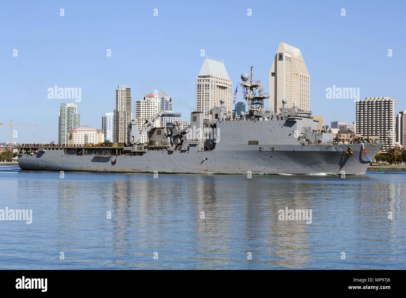 Die US-Marine Whidbey Island-Klasse amphibische Landung dock Schiff USS Comstock kommt an der Naval Base San Diego Februar 25, 2015 in San Diego, Kalifornien. (Foto von Rosalie Chang über Planetpix) Stockfoto