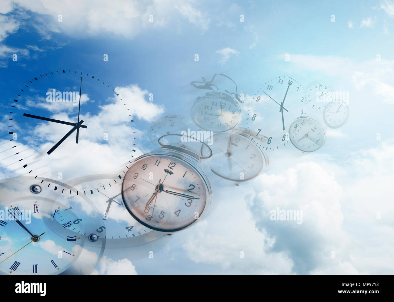 Uhren im blauen Himmel. Die Zeit vergeht Stockfoto