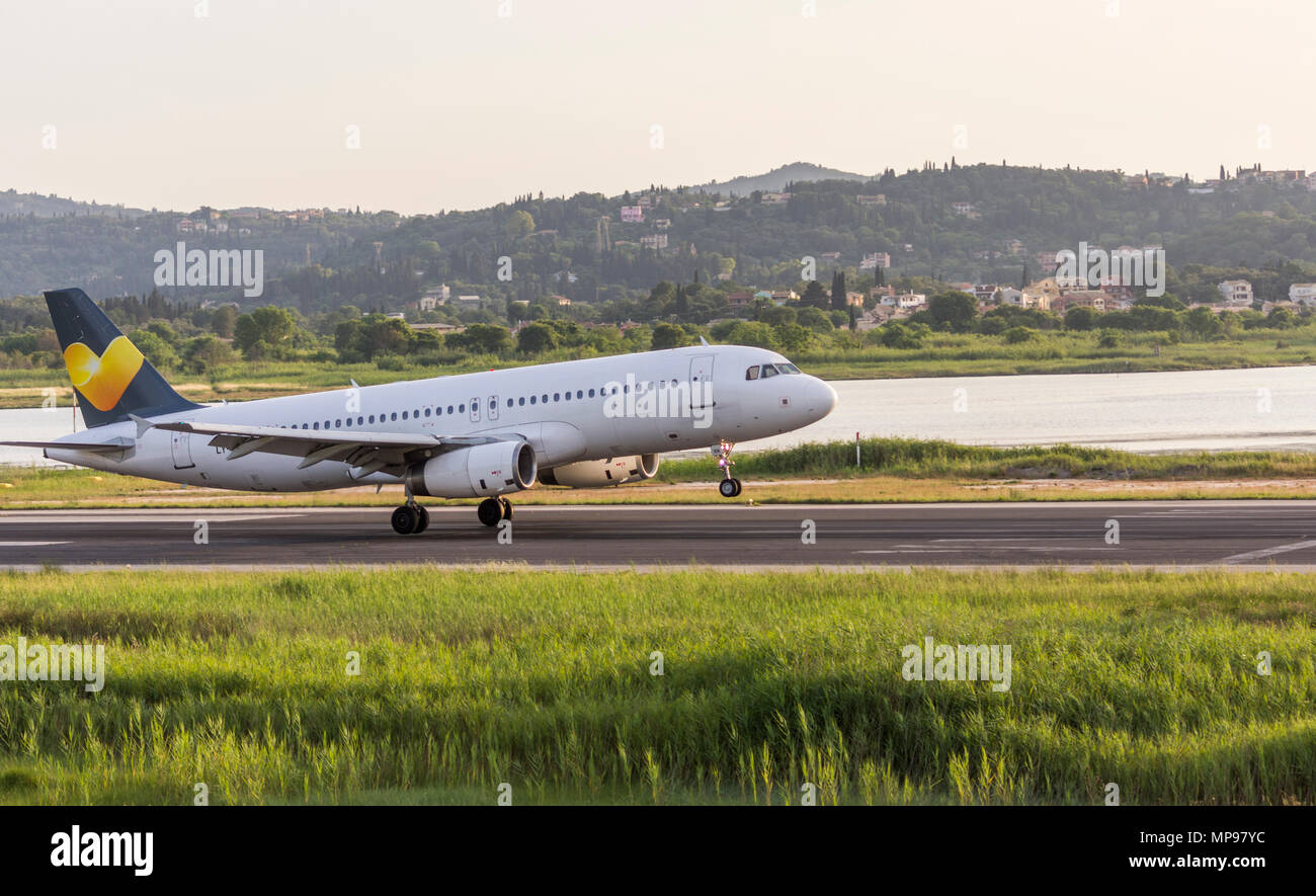 Korfu, Griechenland - Mai 19,2018: Thomas Cook Airbus A320-Landung auf dem internationalen Flughafen Korfu-CFU Mai 19,2018 Stockfoto