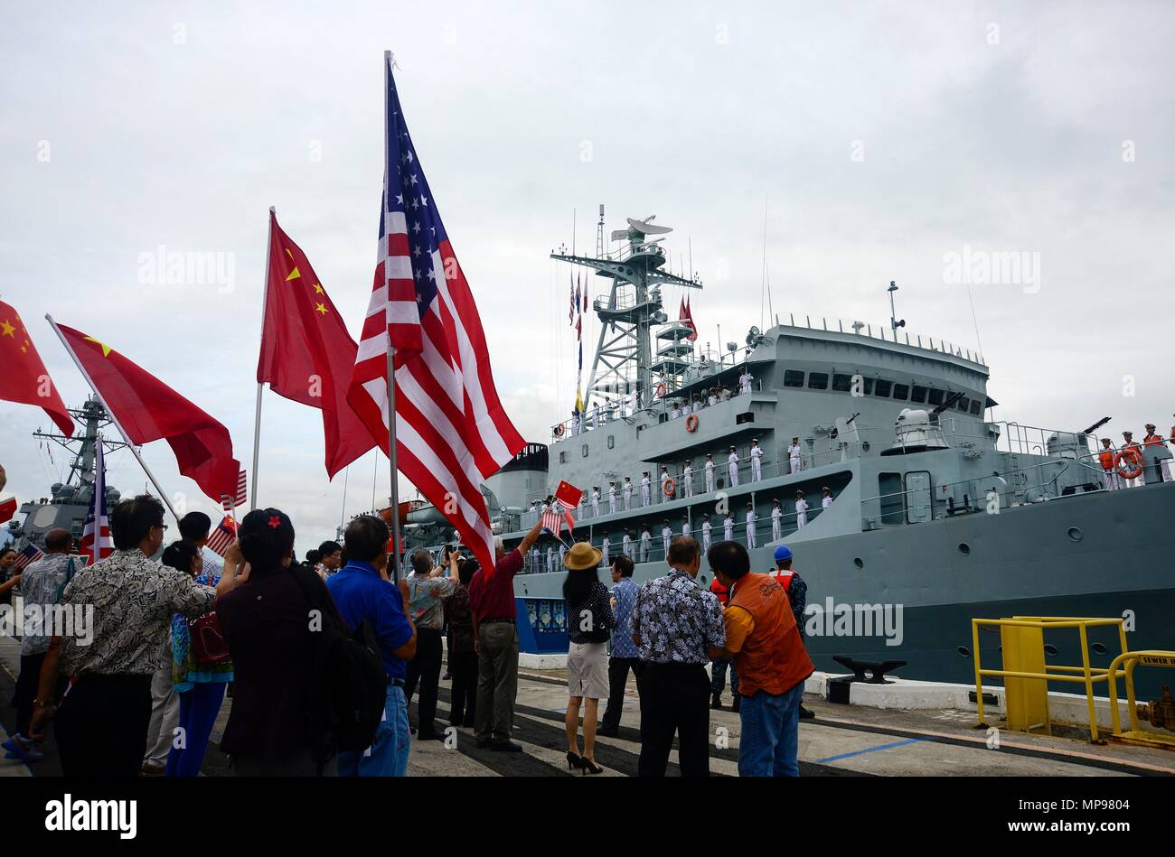 Die chinesische Völker Liberation Army Navy Typ 679 midshipmen Schulschiff Zheng He auf der gemeinsamen Basis Pearl Harbor-Hickam Oktober 12, 2015 in Pearl Harbor, Hawaii eintrifft. (Foto: Laurie Dexter über Planetpix) Stockfoto
