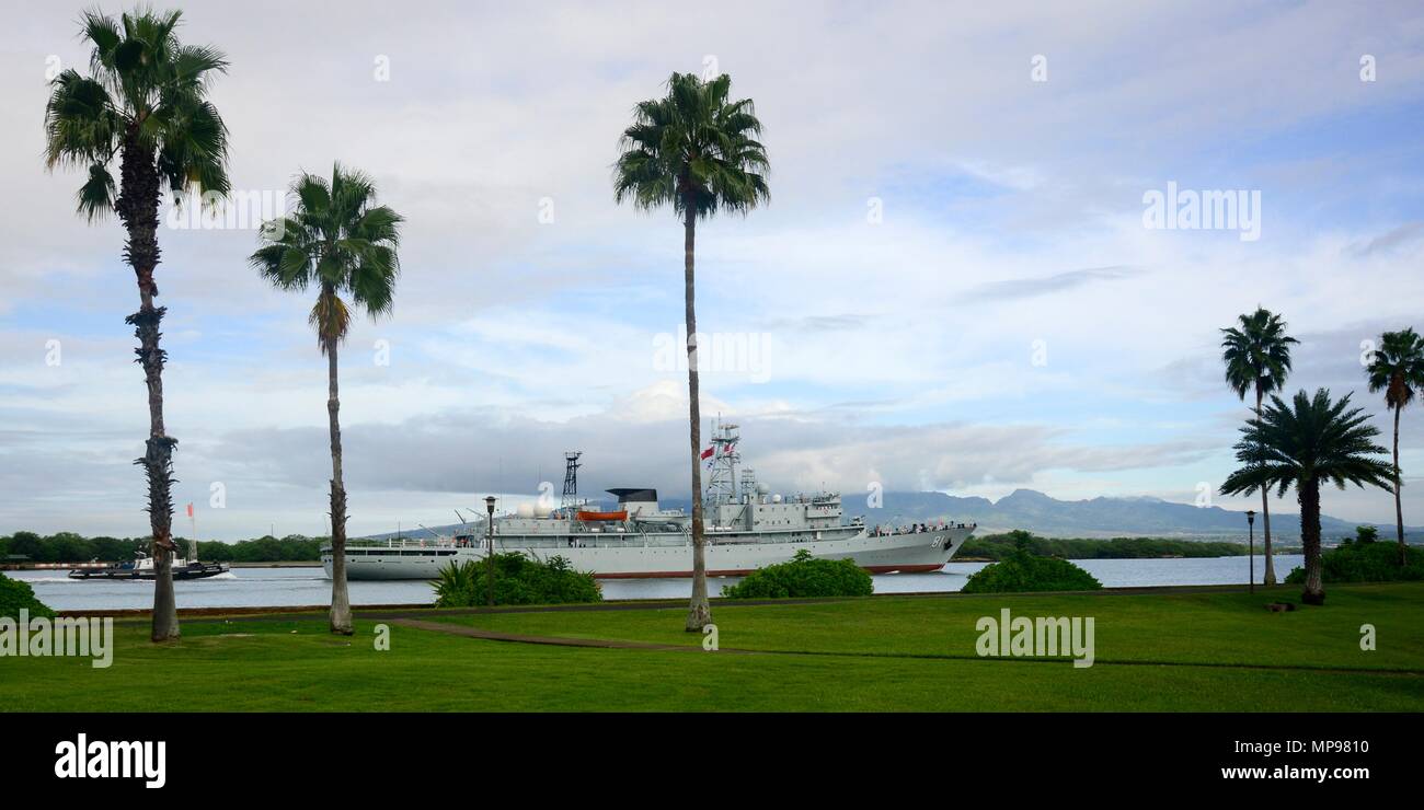Die chinesische Völker Liberation Army Navy Typ 679 midshipmen Schulschiff Zheng He auf der gemeinsamen Basis Pearl Harbor-Hickam Oktober 12, 2015 in Pearl Harbor, Hawaii eintrifft. (Foto: Laurie Dexter über Planetpix) Stockfoto