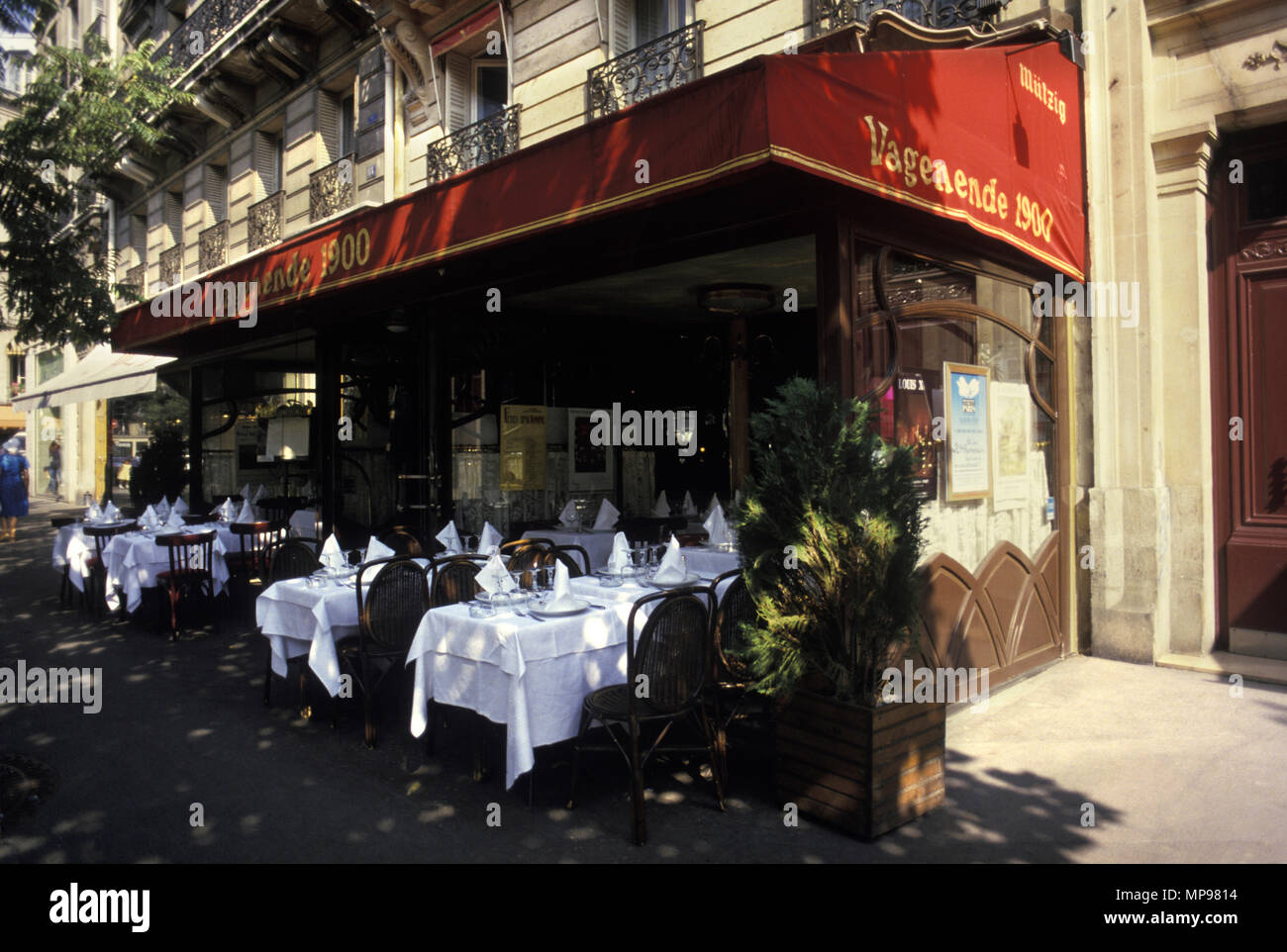 1988 HISTORISCHEN BRASSERIE LE VAGENENDE SIDEWALK CAFE BOULEVARD SAINT GERMAIN PARIS FRANKREICH Stockfoto