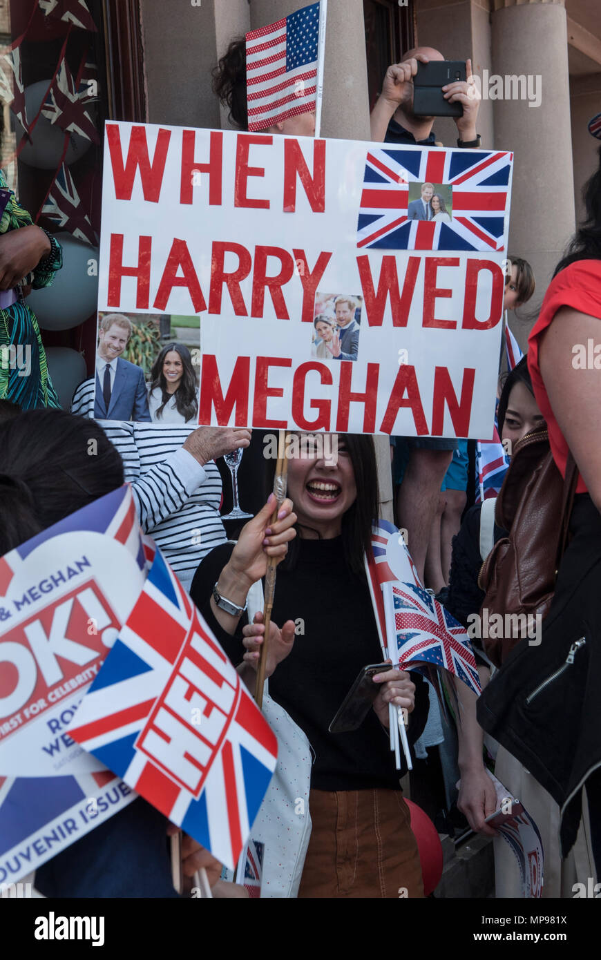 Herzog und Herzogin von Sussex königliche Hochzeit Prinz Harry Meghan Markle 19. Mai 2018 begeisterte Frauen Mädchen Touristen Menschen in der Menge mit dem „Harry Wed Meghan“-Banner Windsor beobachten Prozession HOMER SYKES Stockfoto