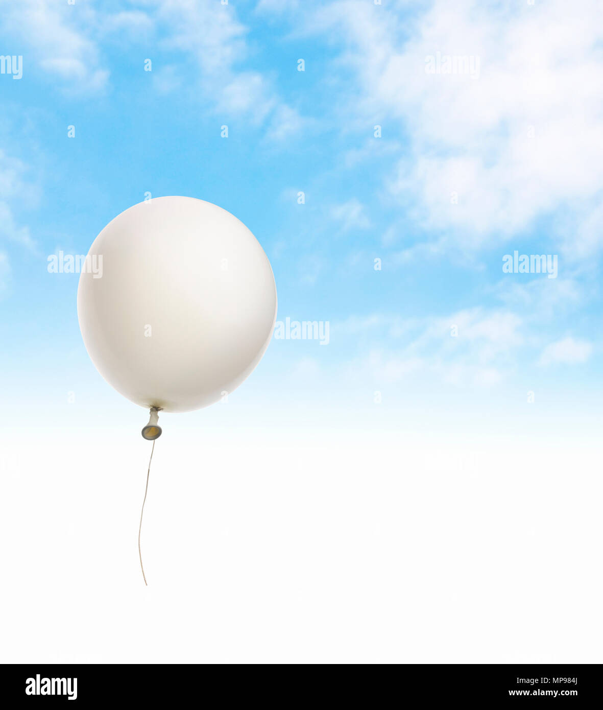 Weisse Ballon schwebend auf einem blauen Himmel. Stockfoto