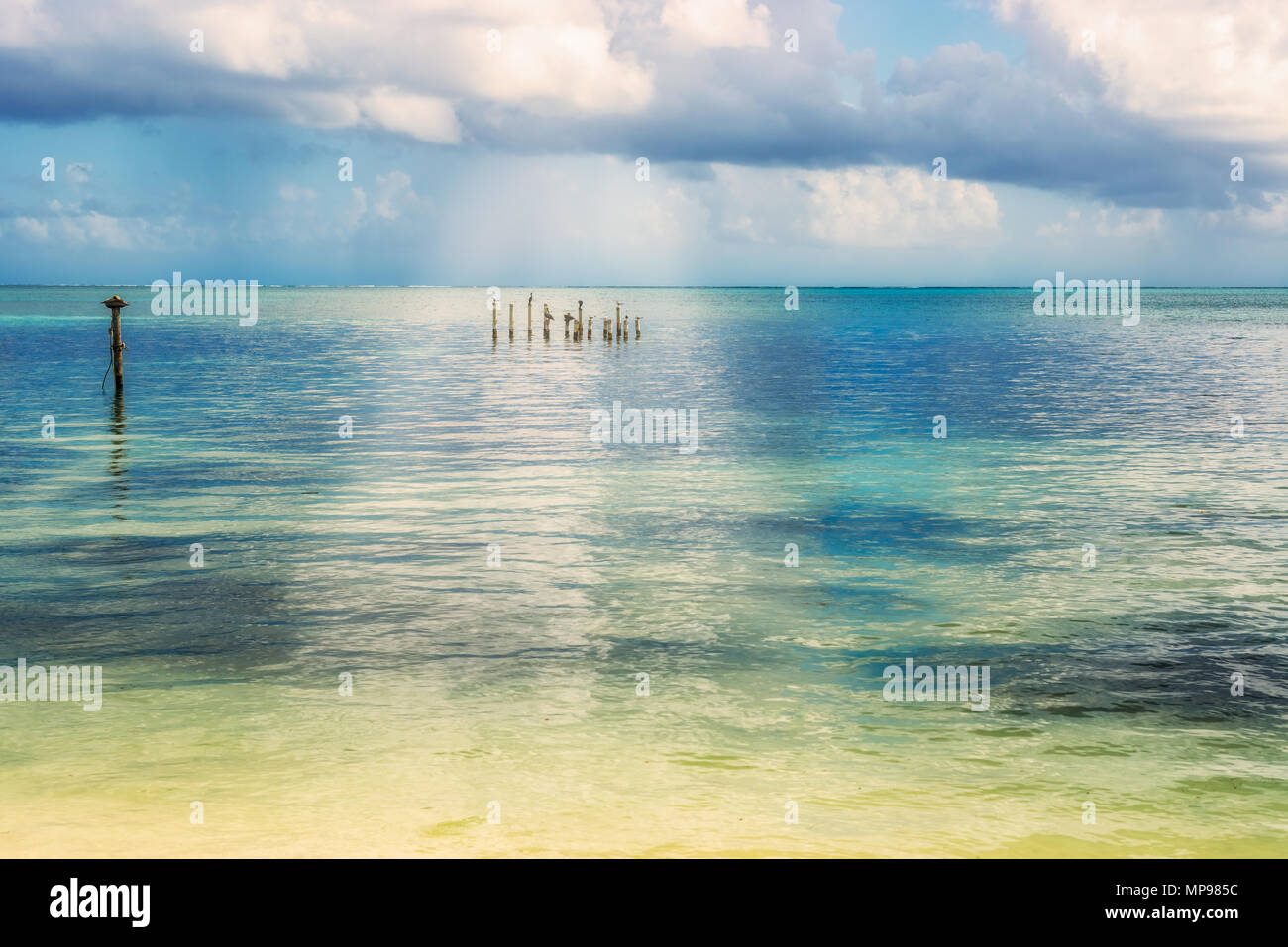 Karibik malerische Landschaft mit Sonnenlicht Wolken von Caye Caulker Insel in Belize gesehen. Es ist eine kleine Insel in der Nähe von Ambergris Caye. Die i Stockfoto