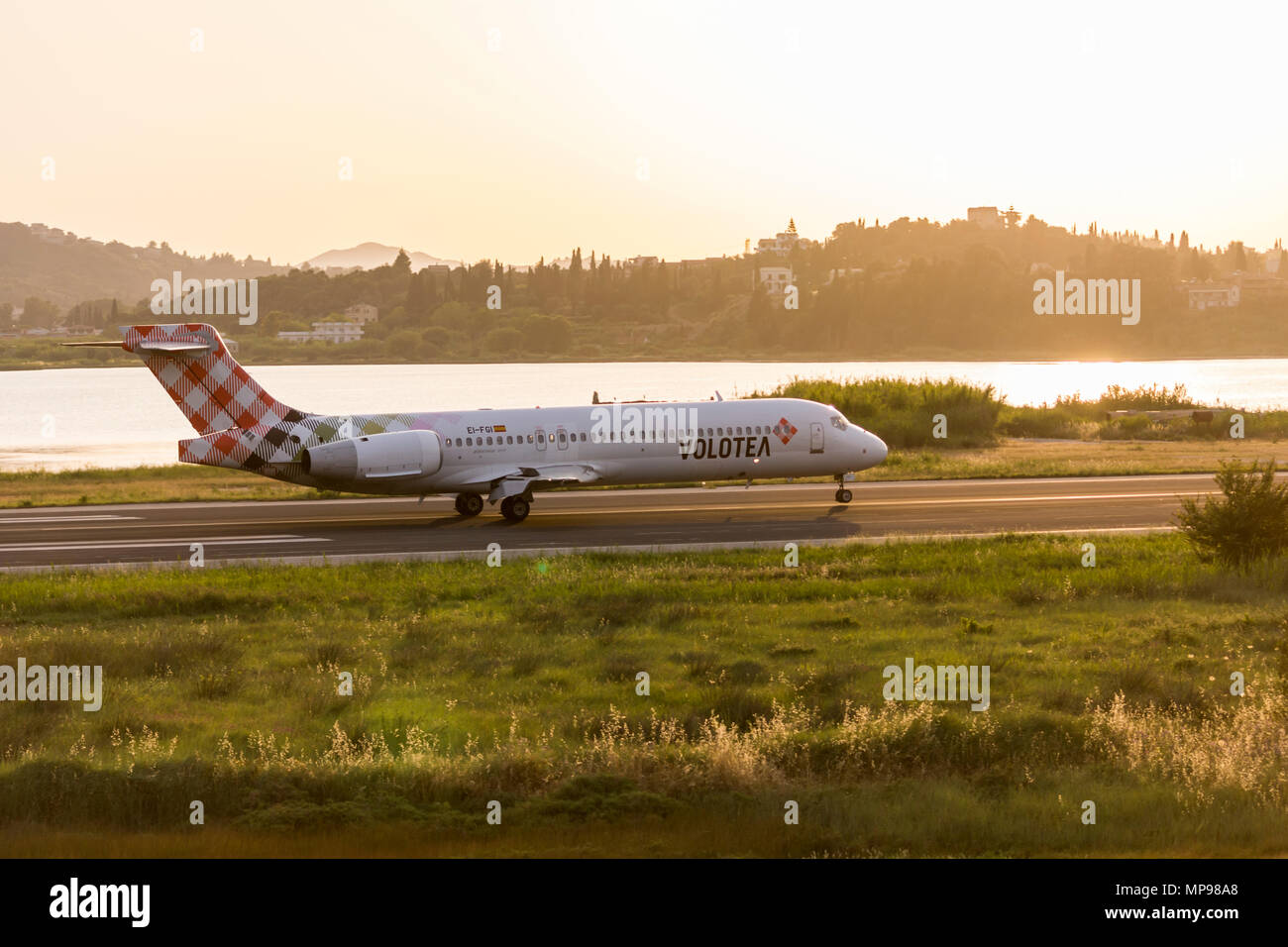 Korfu, Griechenland - 21. Mai 2018. Eine Volotea Boeing 717-200 (EI-FGI) landet auf dem Internationalen Flughafen Korfu. Stockfoto