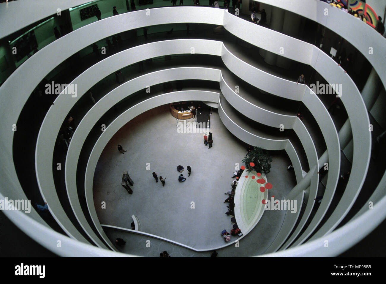 1988 historische Rotunde des GUGGENHEIM MUSEUM FIFTH AVENUE in Manhattan NEW YORK CITY USA Stockfoto