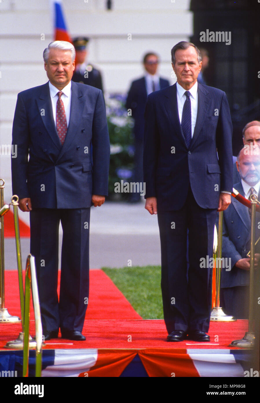WASHINGTON, DC, USA - 17. JUNI 1992: Russlands Präsident Boris Yeltin, Links, während der Gipfel Ankunft Zeremonie im Weißen Haus South Lawn, mit Präsident George H.W. Bush. Stockfoto